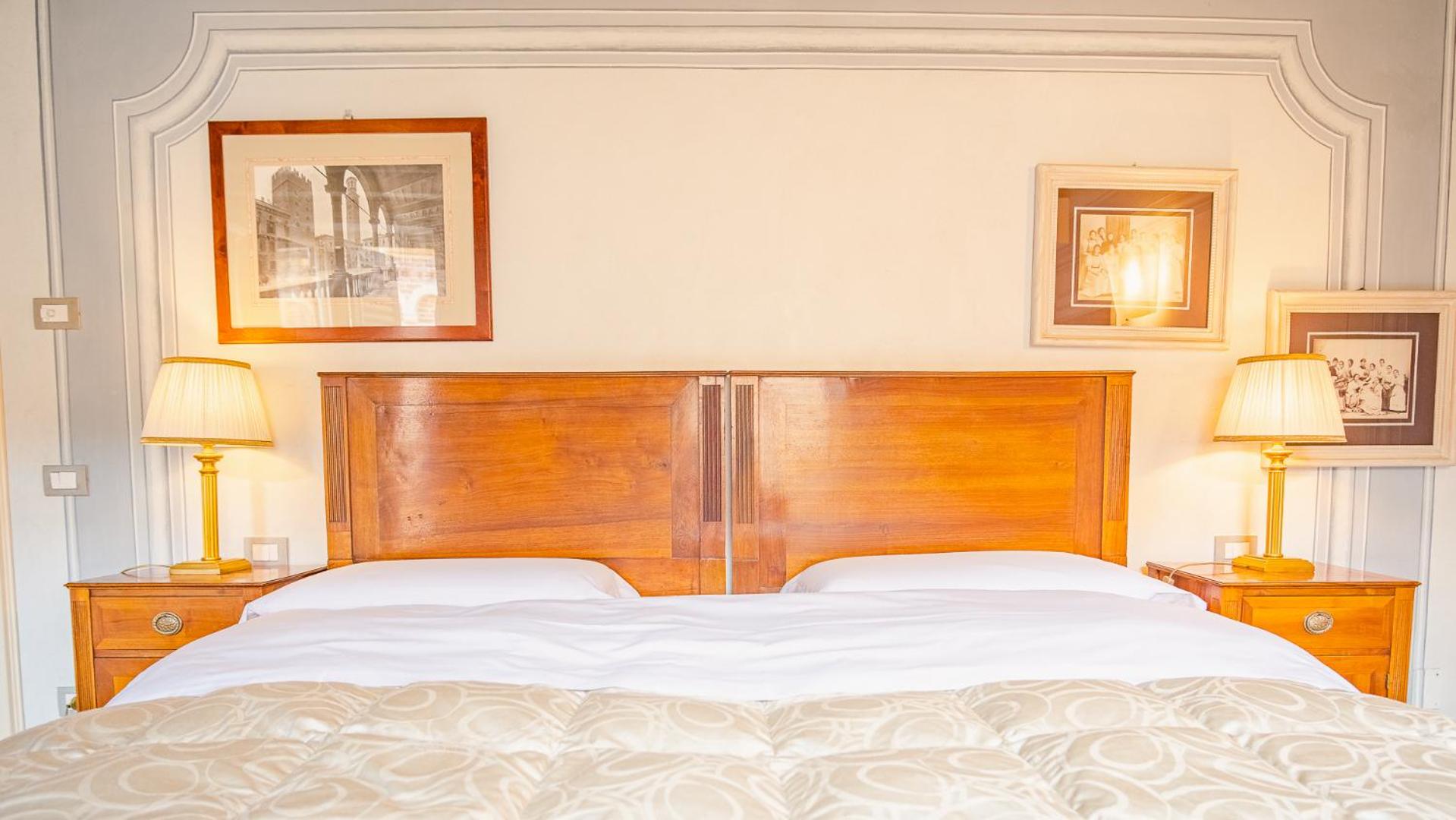 Deluxe King Room - Photo 8