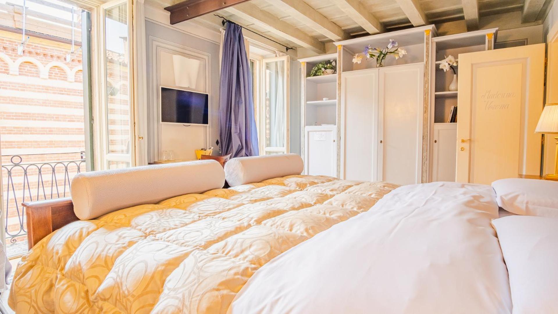 Deluxe King Room - Photo 5