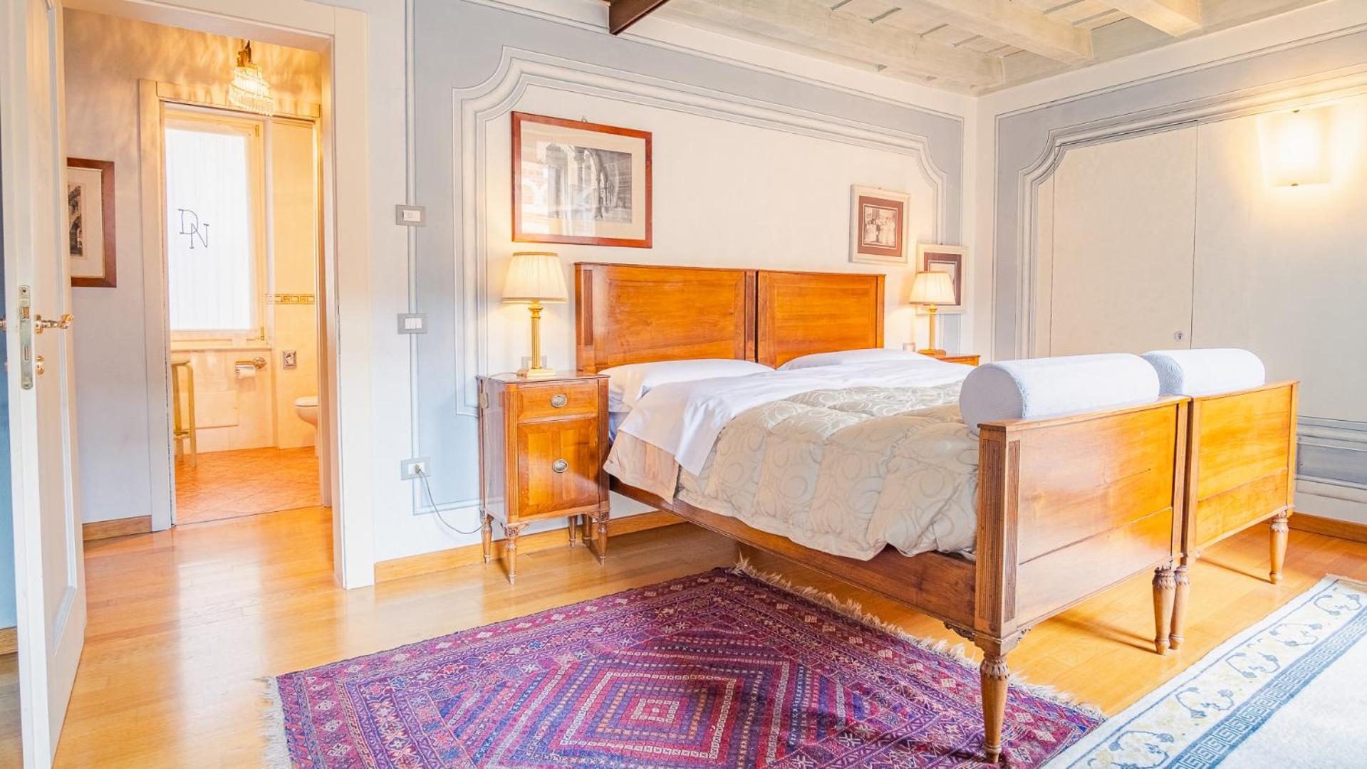 Deluxe King Room - Photo 11