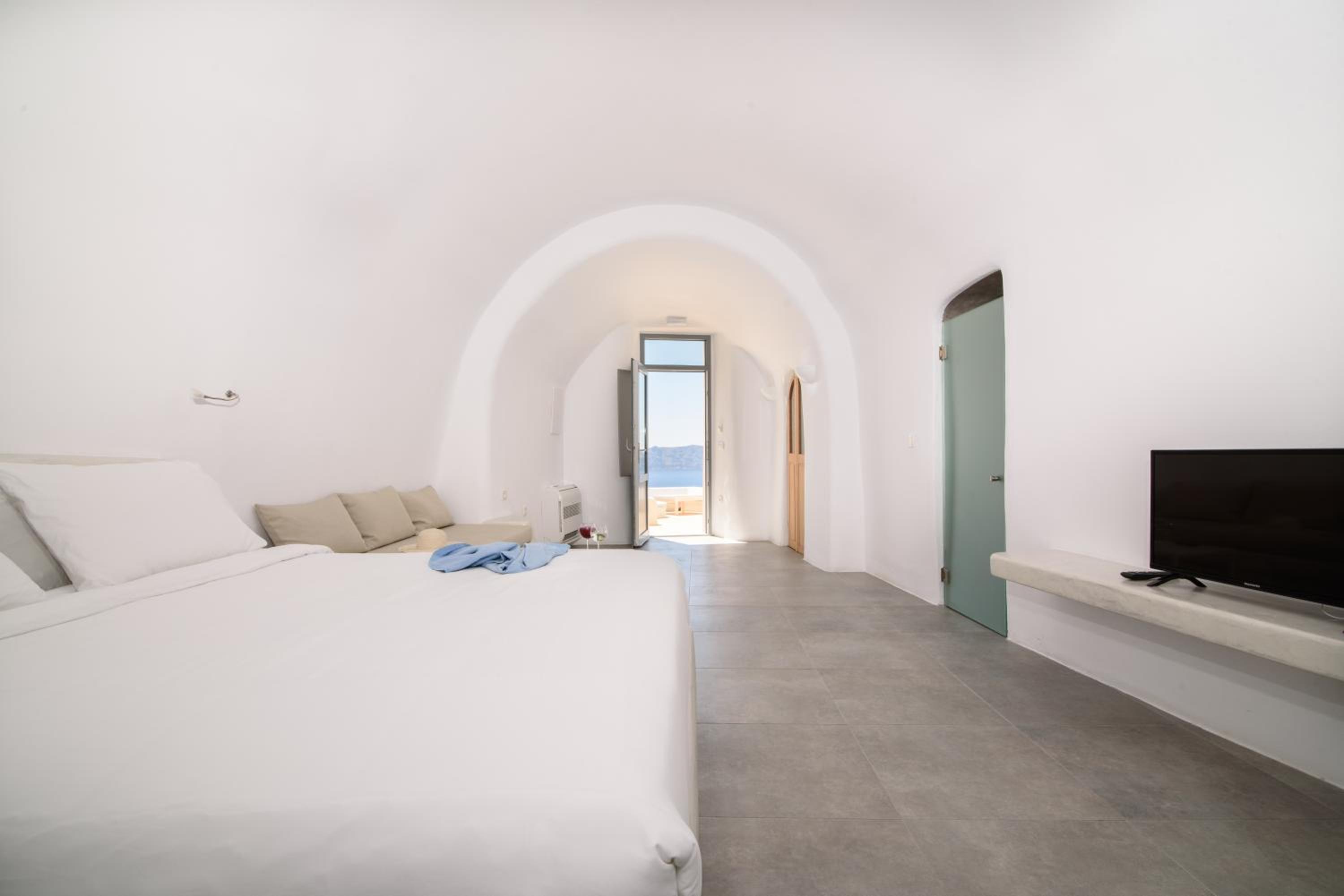 Deluxe Family Suite with Caldera View and Private Jacuzzi