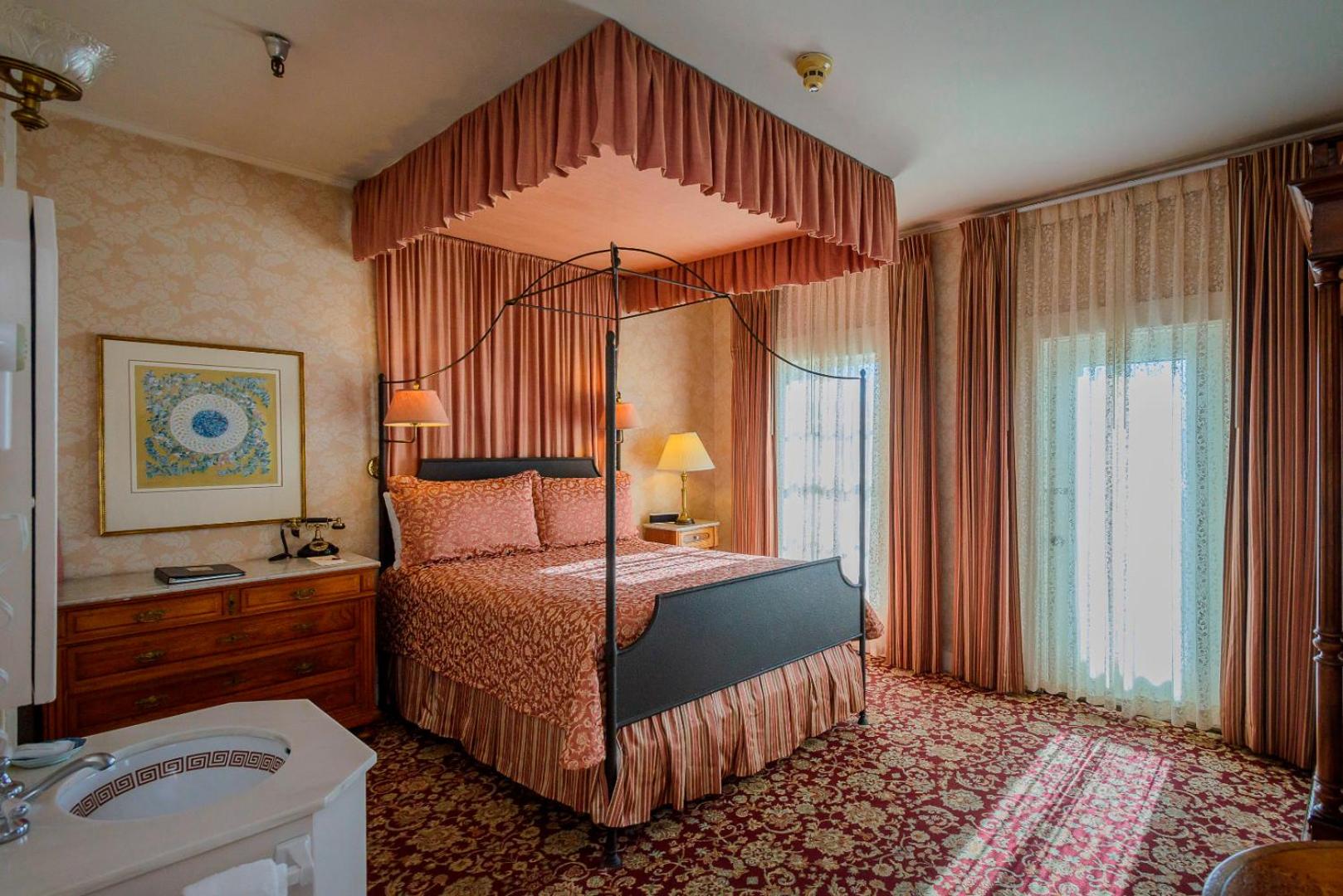 Deluxe Queen Room