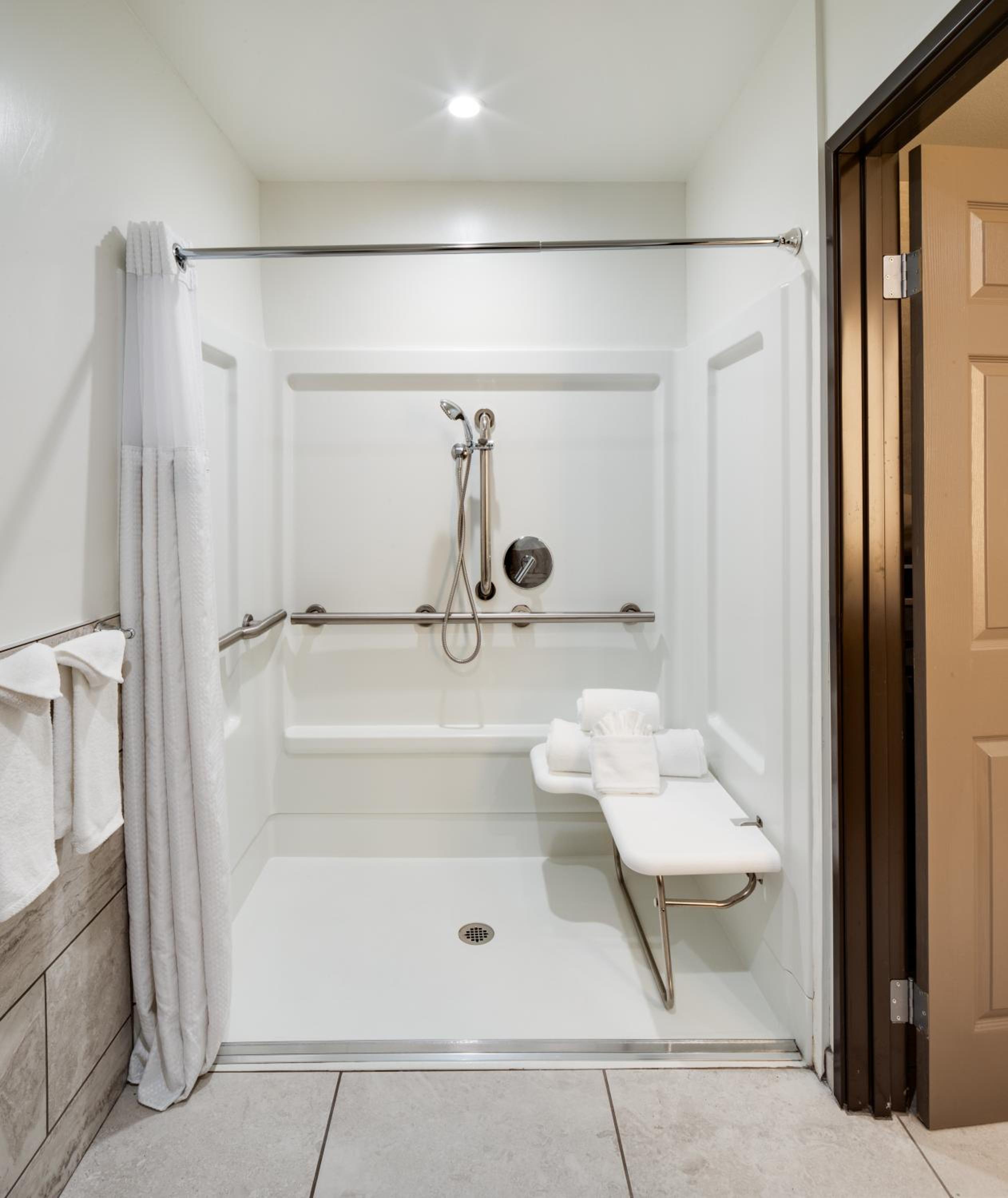 Queen Room - Disability Access - Photo 7