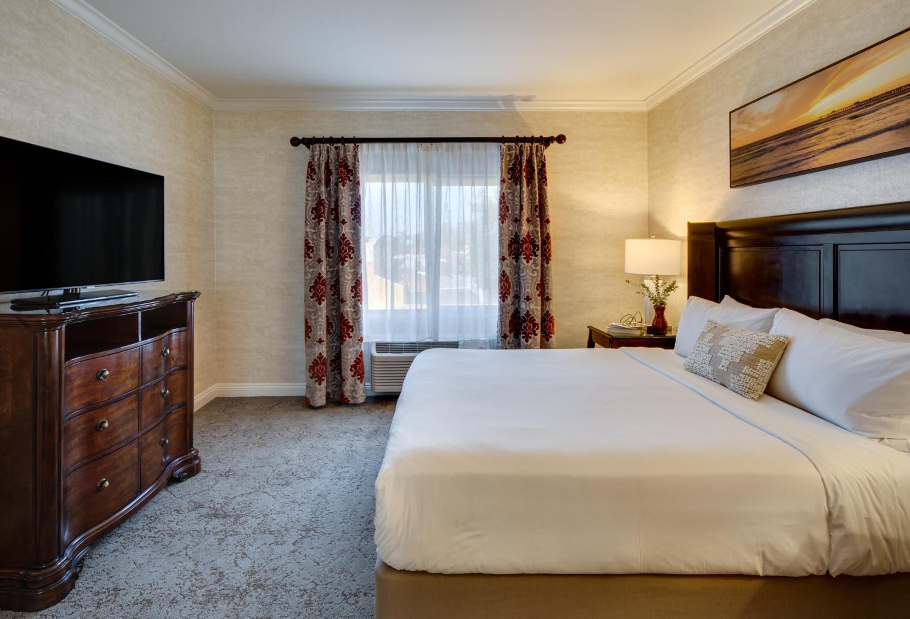 One-Bedroom King Suite - Photo 3