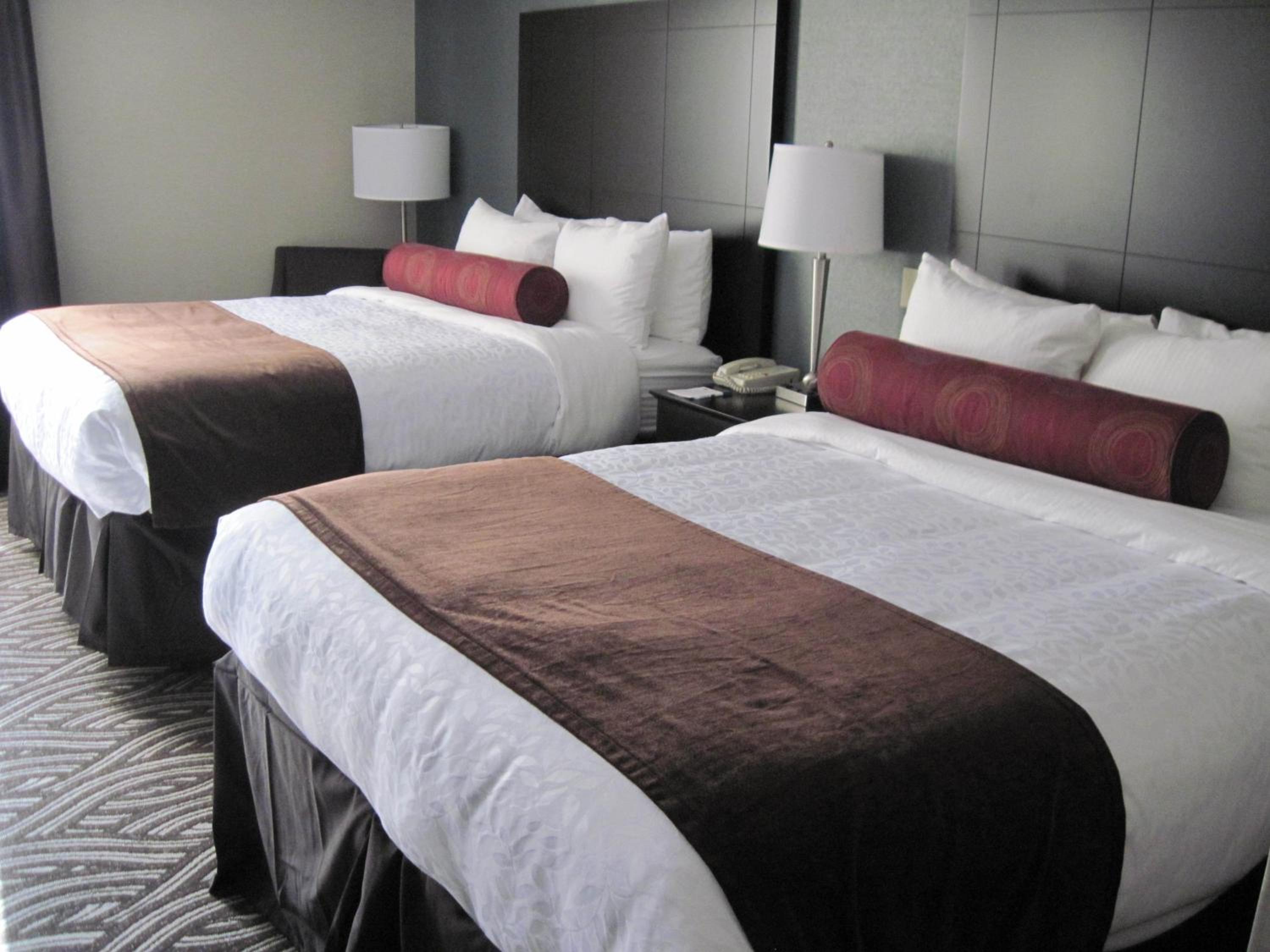 Queen Room with Two Queen Beds - Non-Smoking - Photo 12