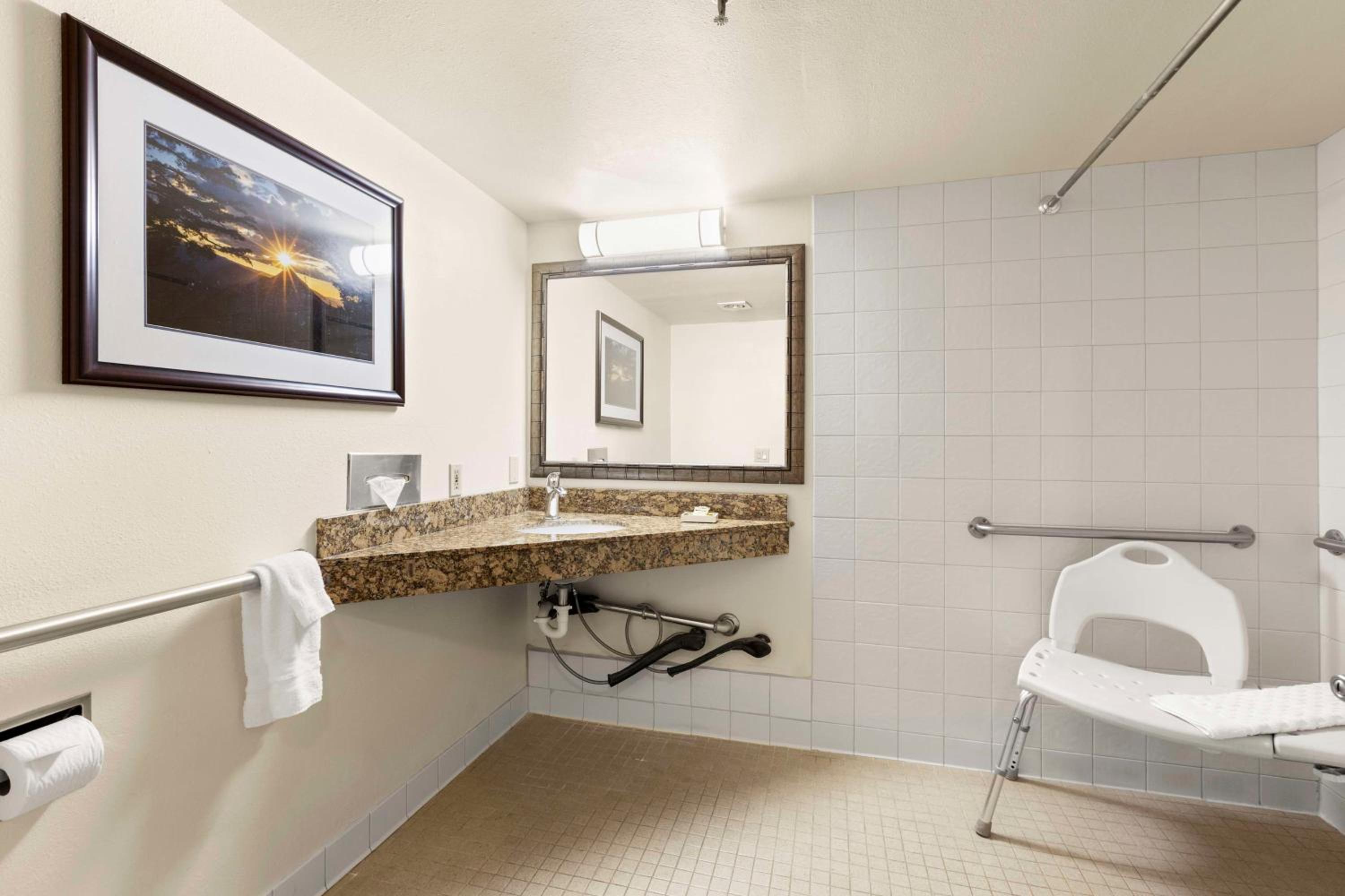 Double Room with Two Double Beds and Roll-in Shower - Mobility Access - Photo 4