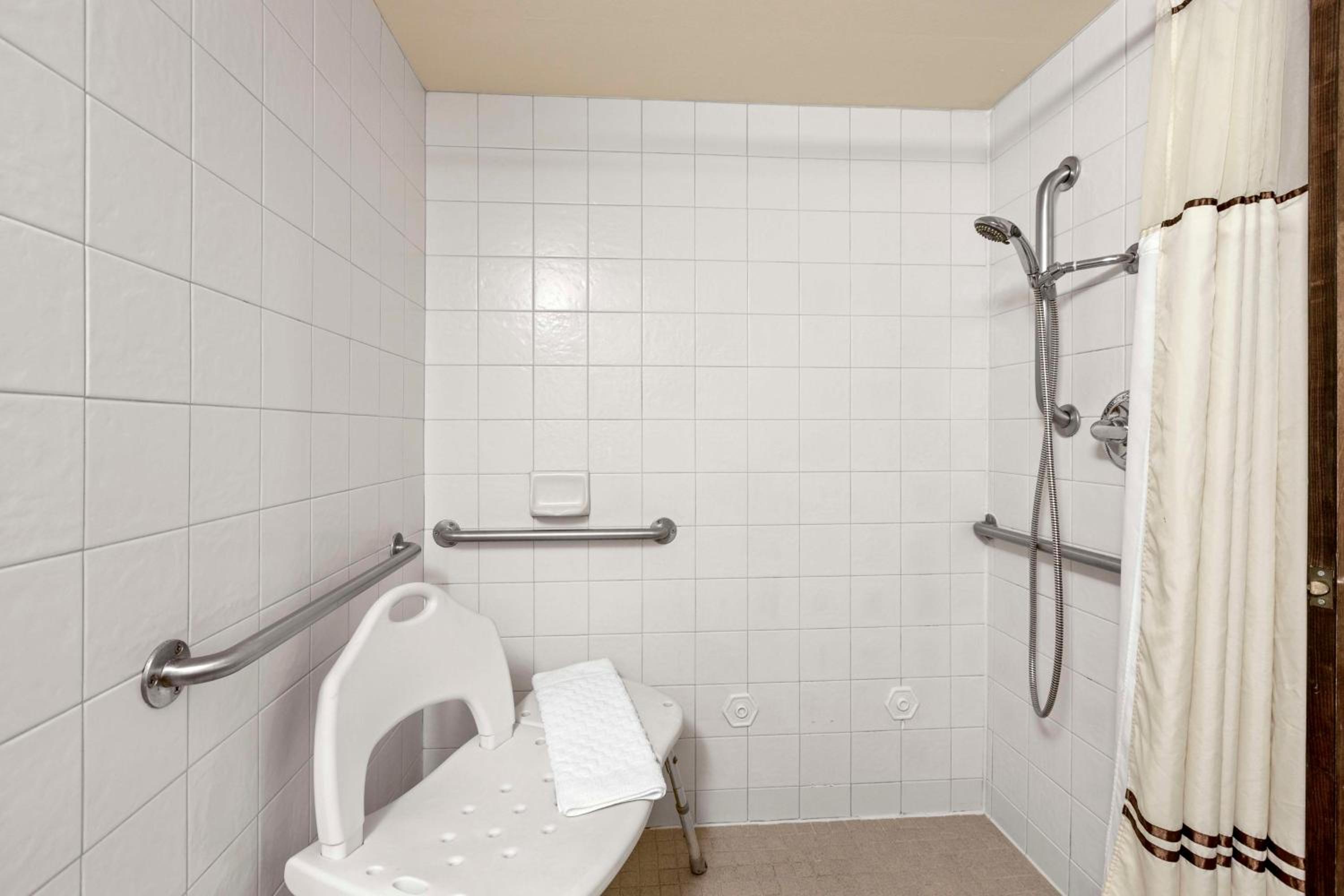 Double Room with Two Double Beds and Roll-in Shower - Mobility Access - Photo 5