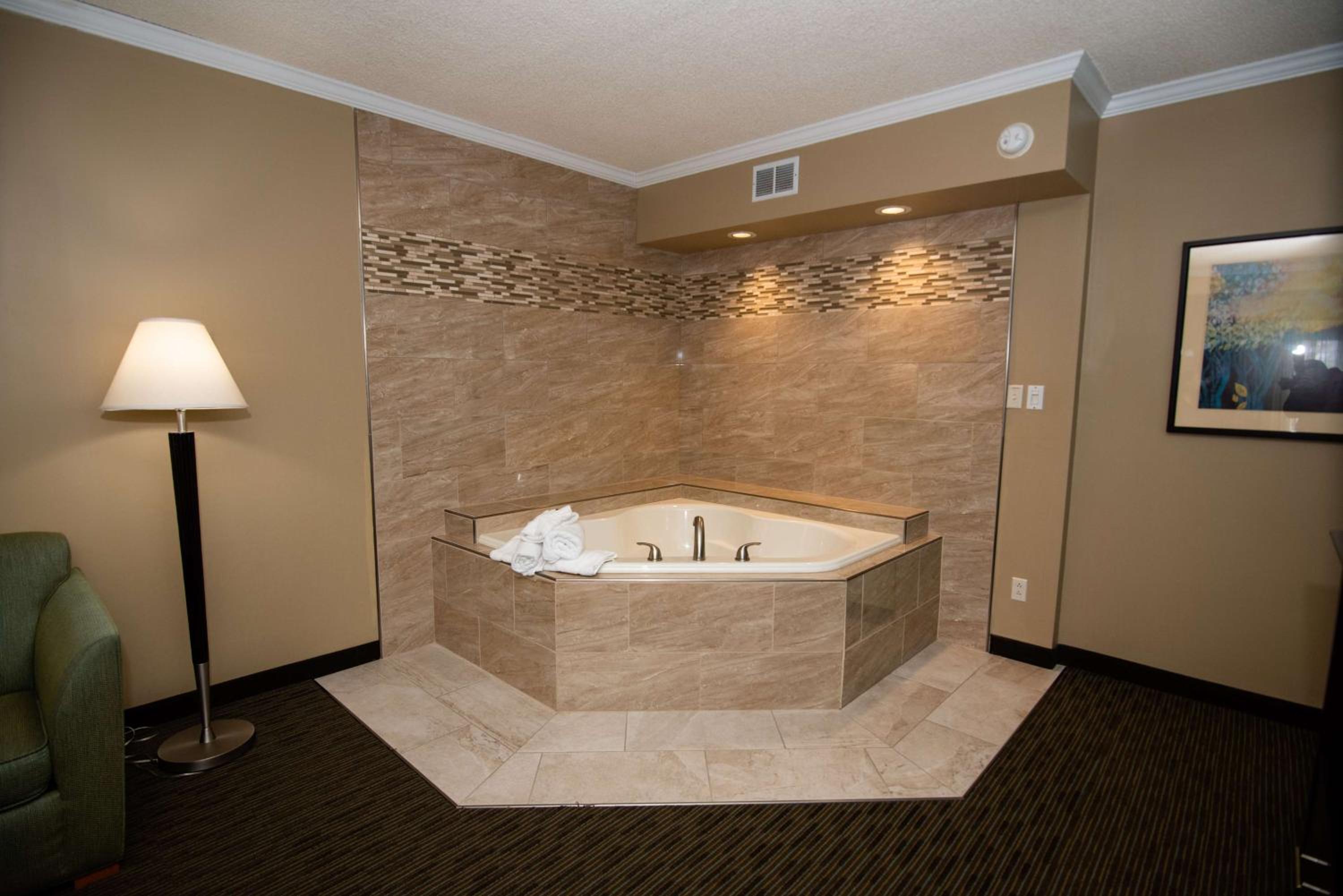 Queen Room - Non-Smoking - Photo 2