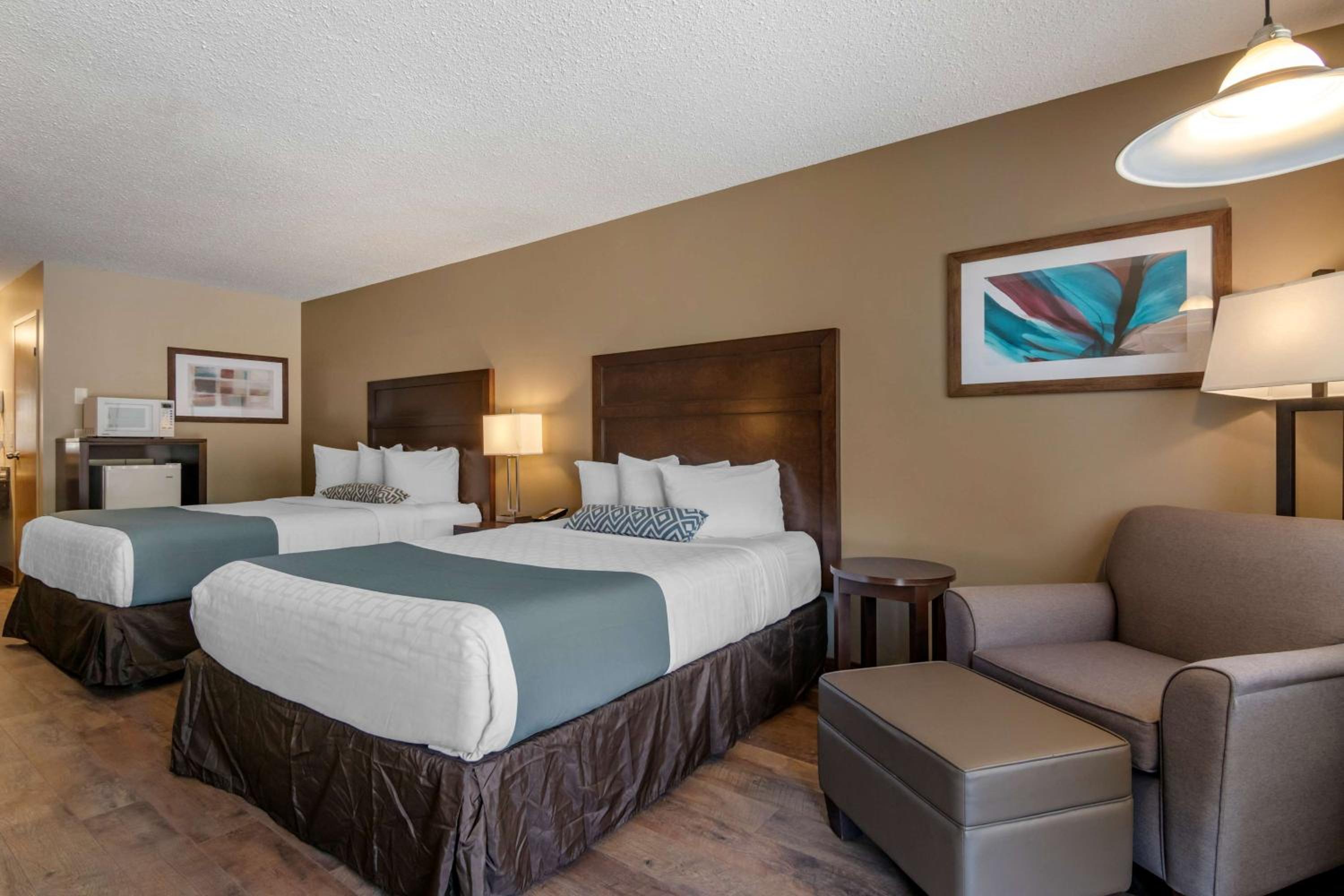 Queen Room with Two Queen Beds - Non-Smoking photo 3