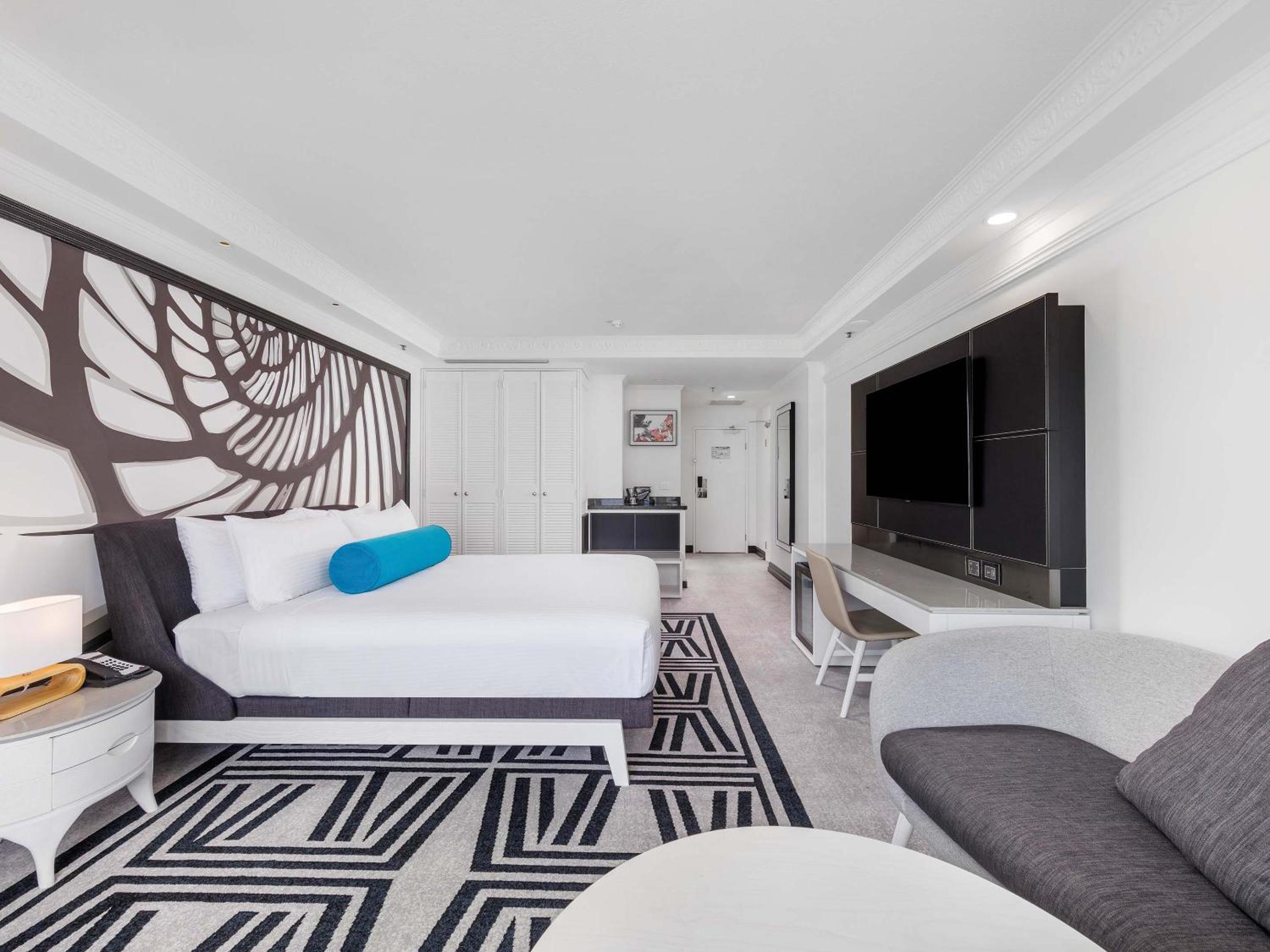 Rejuvenated Deluxe King Room with Harbor View - Photo 18