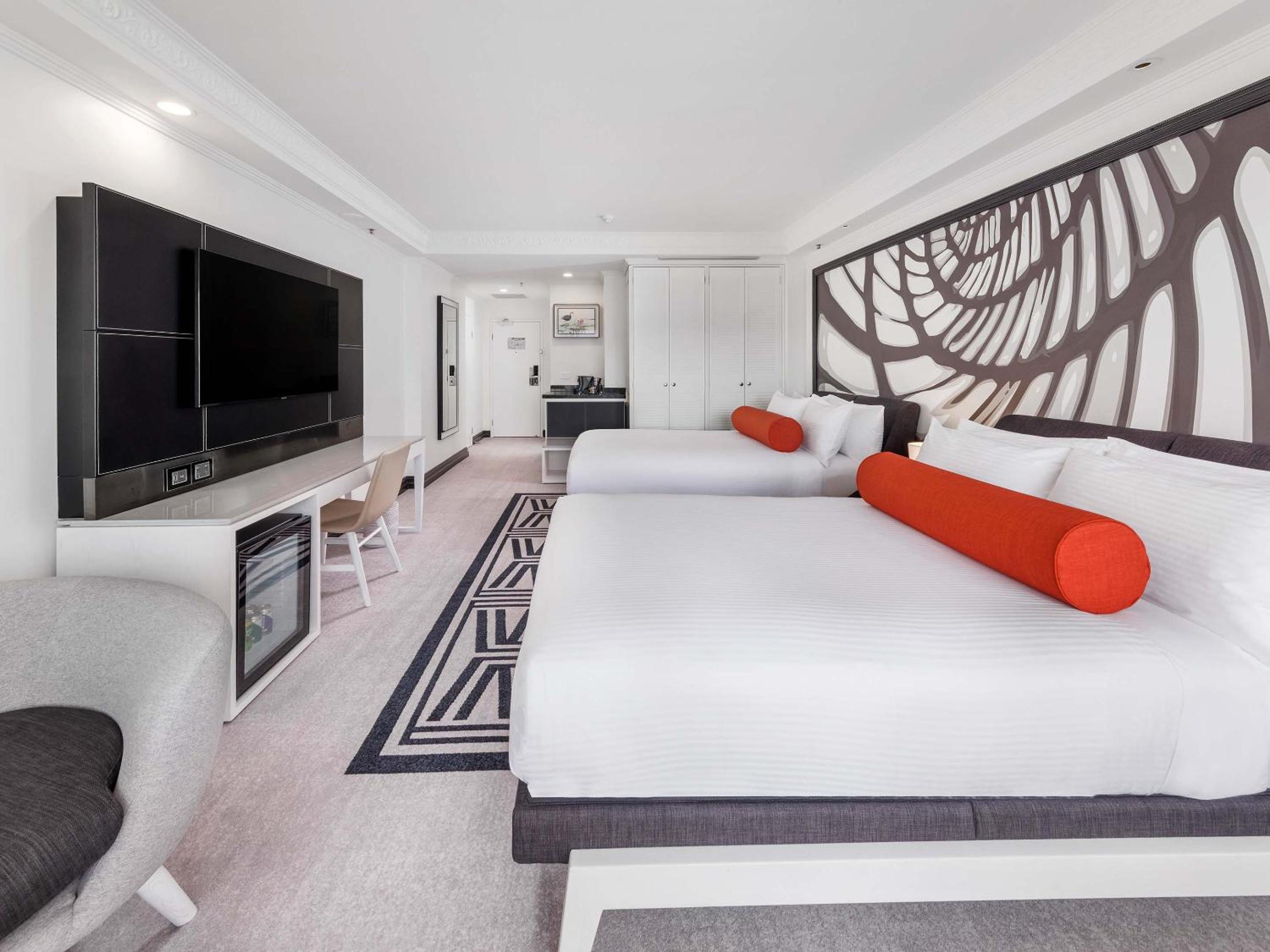 Grand Superior Twin Room with City or Mountain View - Photo 17