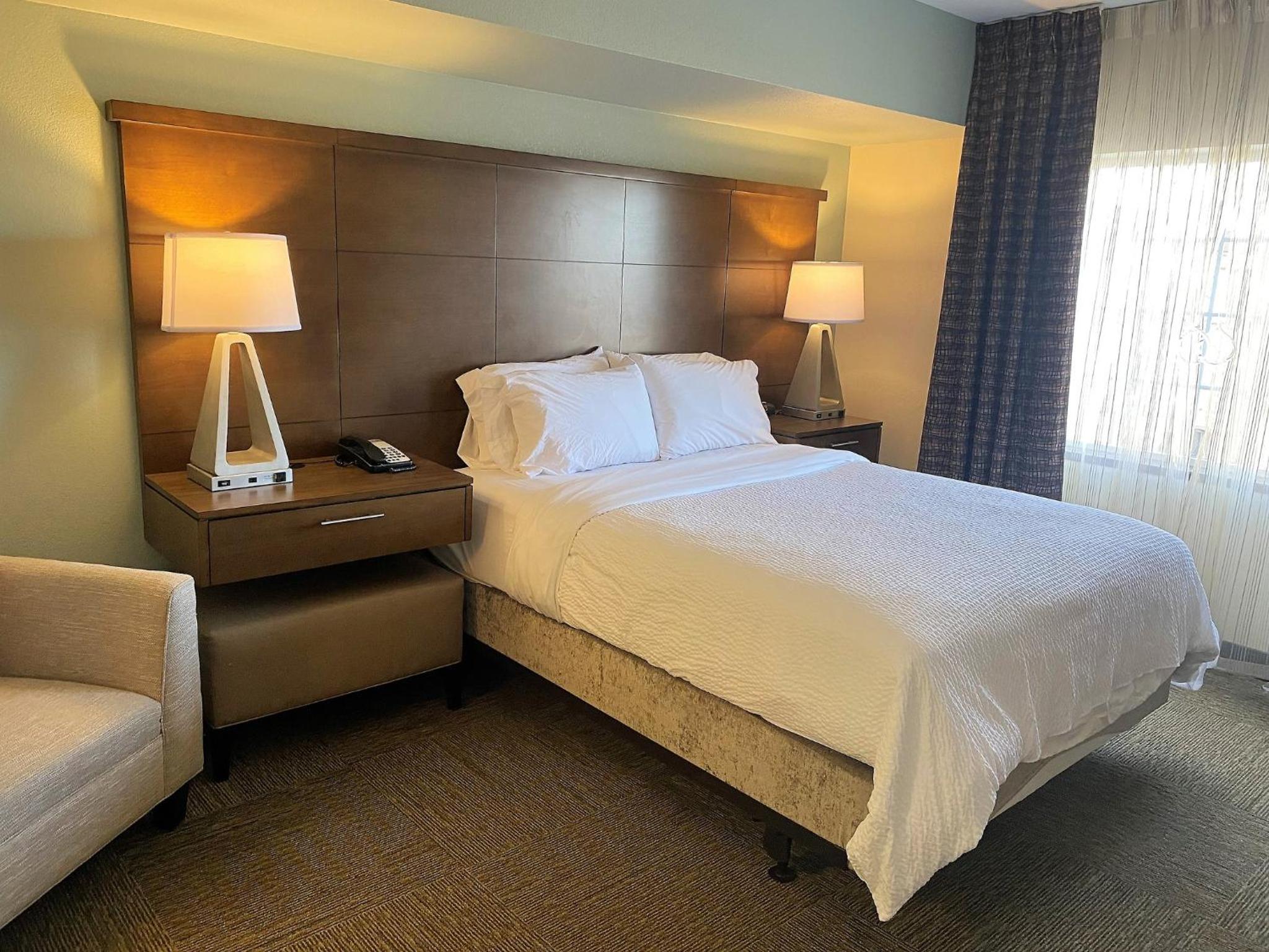 One-Bedroom Queen Suite - Photo 3