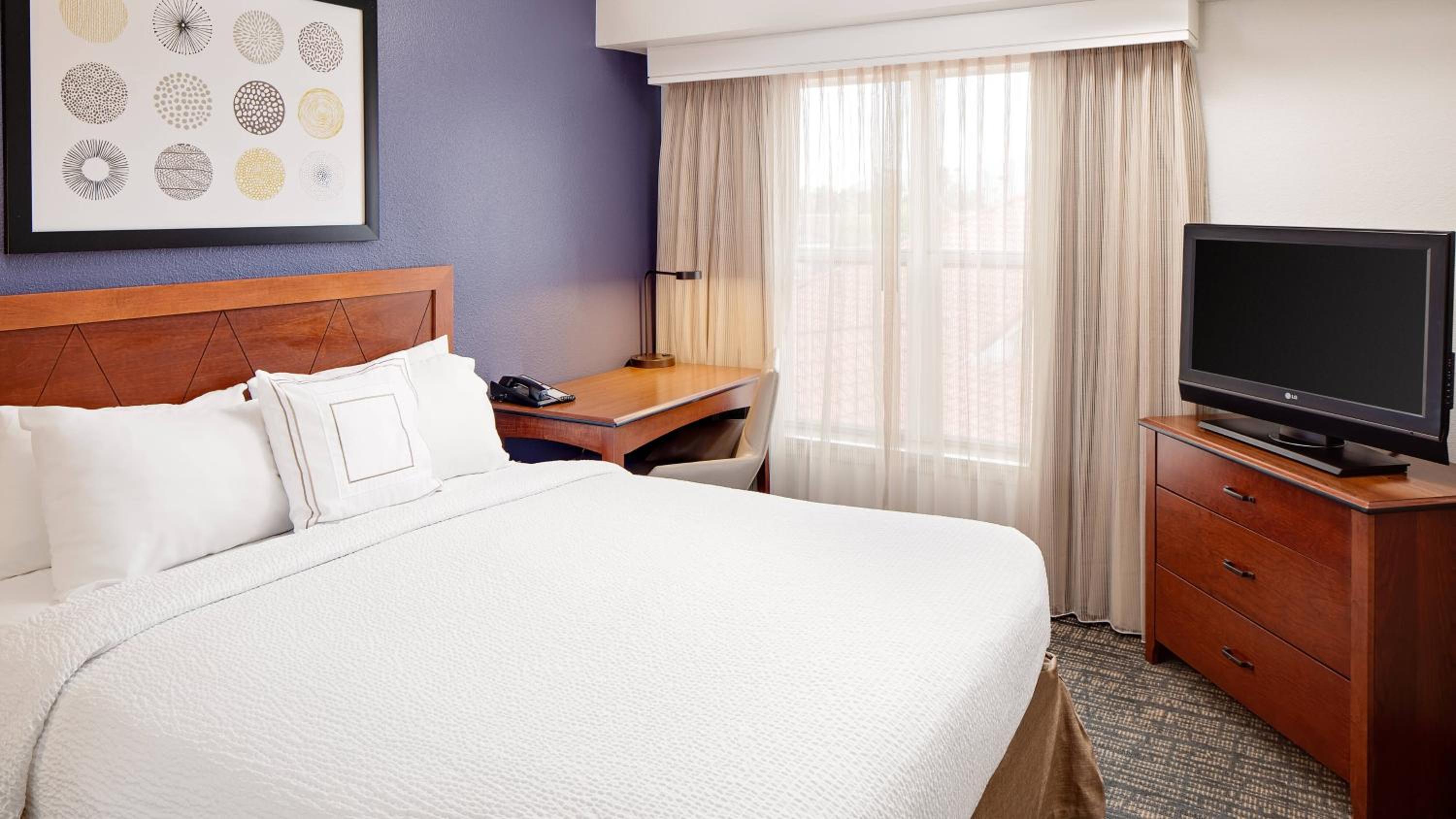 One-Bedroom King Suite with Sofa Bed - Photo 3