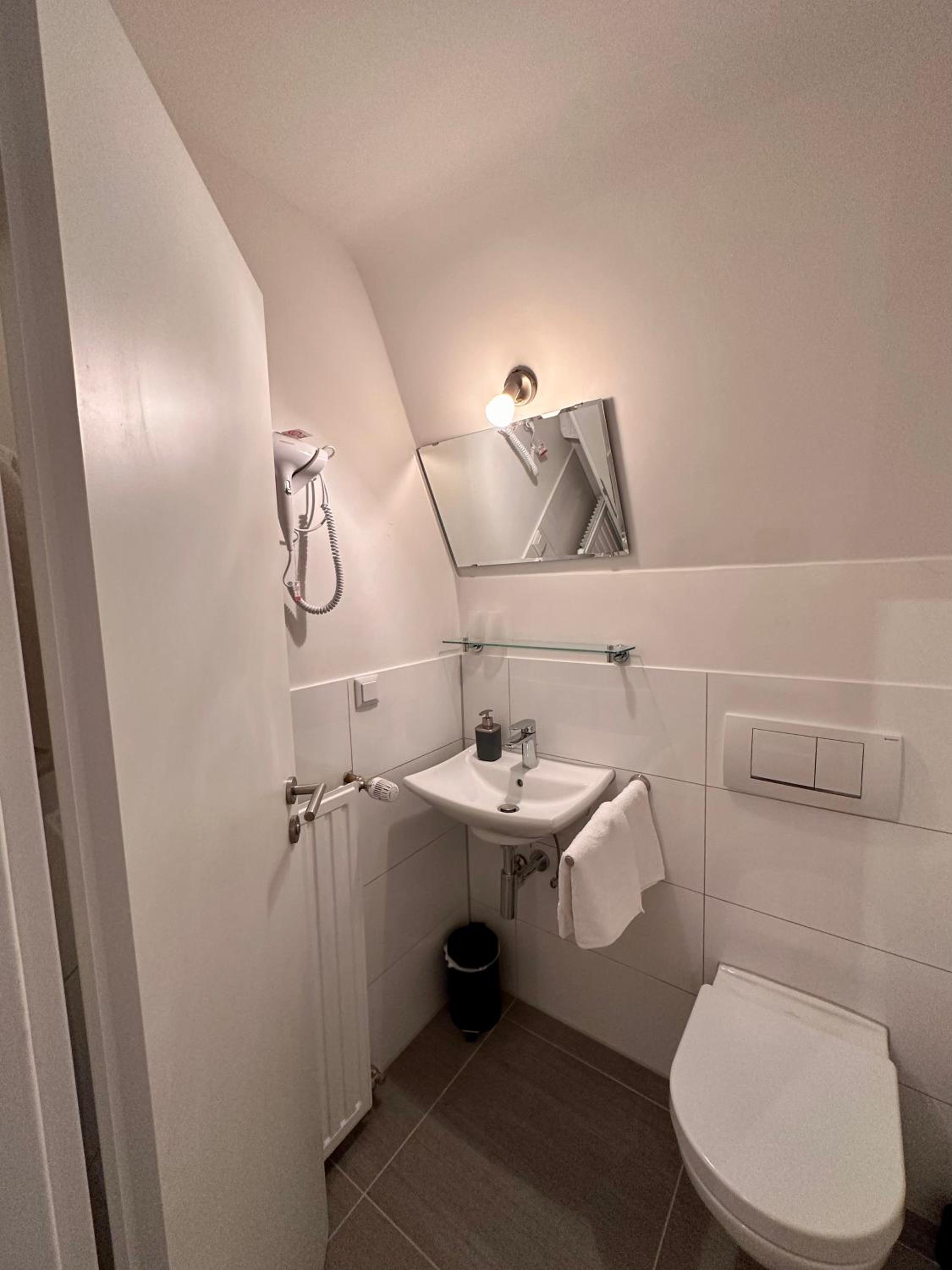 Small Double Room - Photo 4