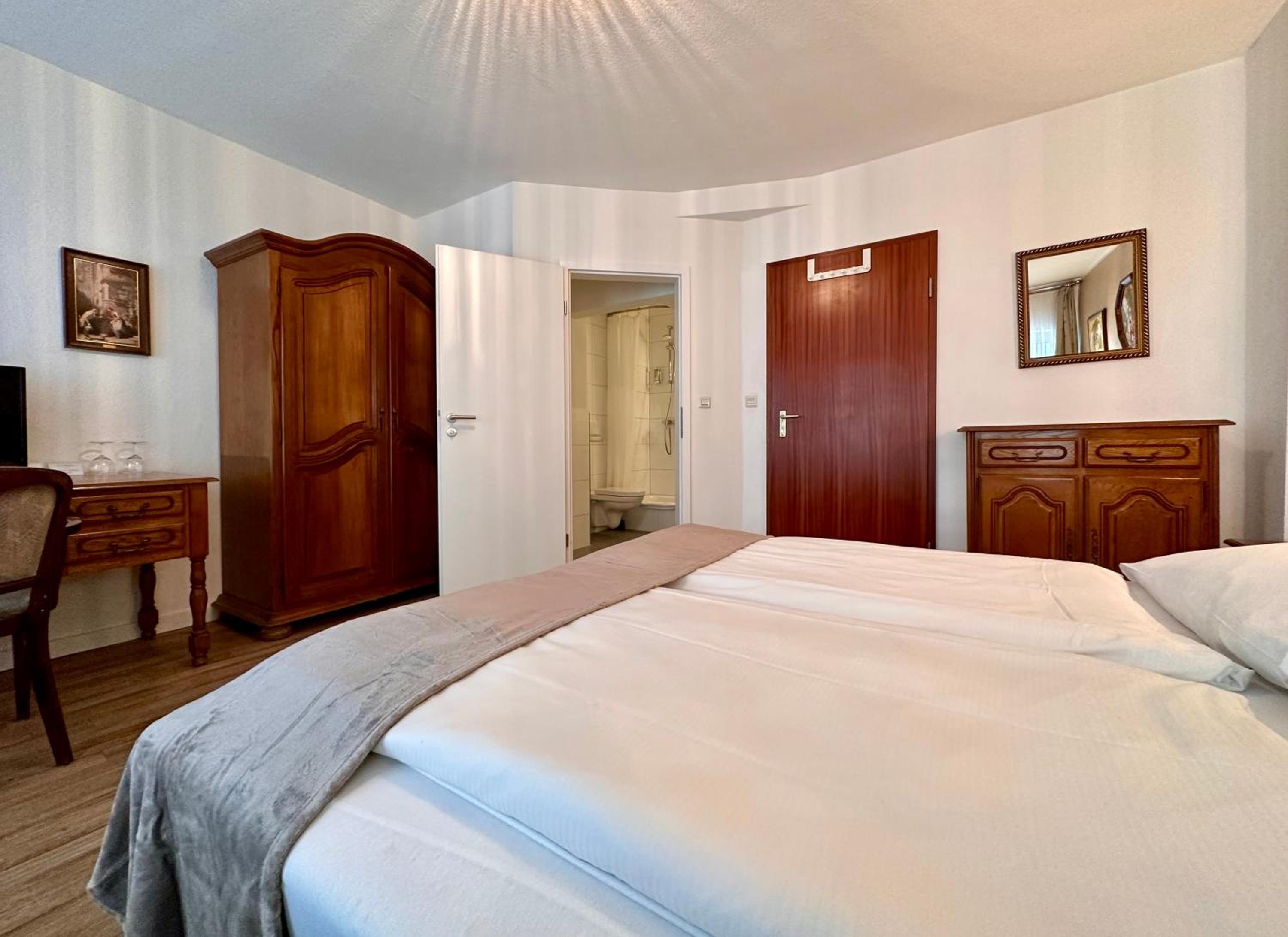 Standard King Room - Photo 3