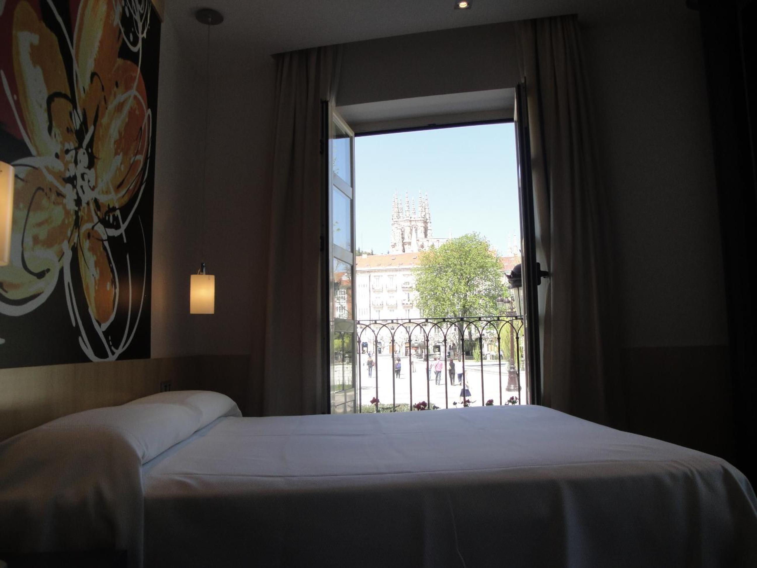 Double or twin Room with Extra Bed and View photo 3