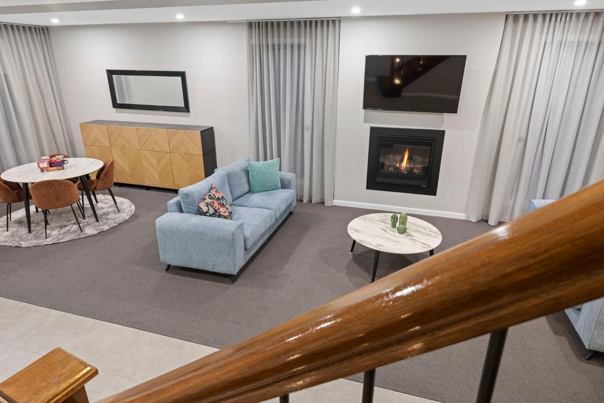 Five-Bedroom House photo 2