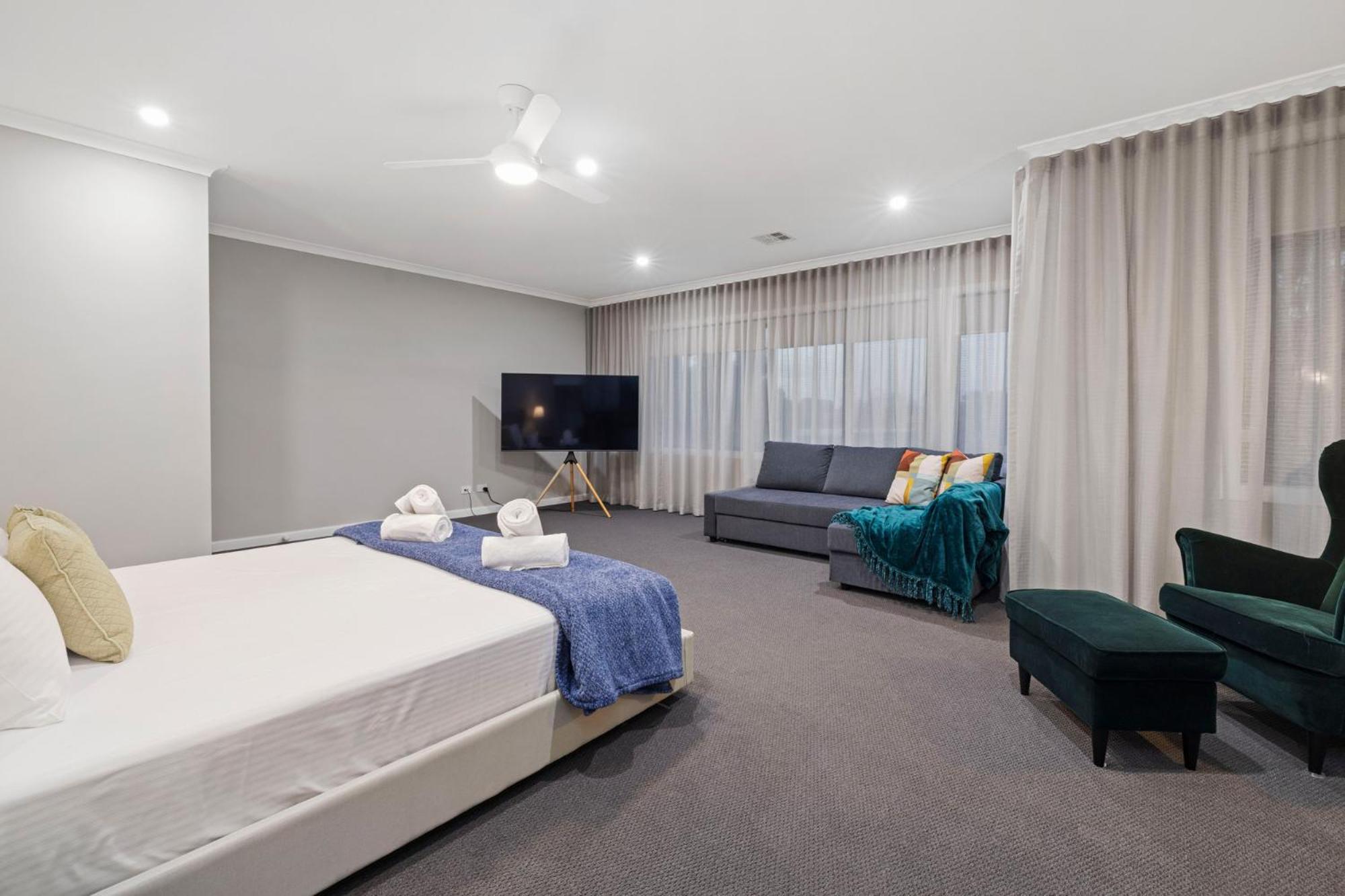 Five-Bedroom House photo 1