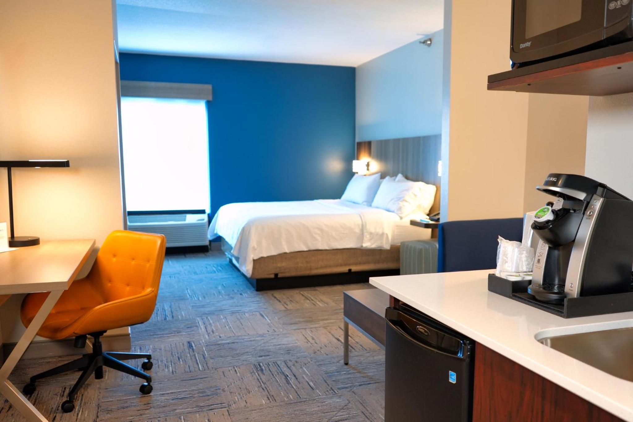 King Suite - Non-Smoking - Photo 3