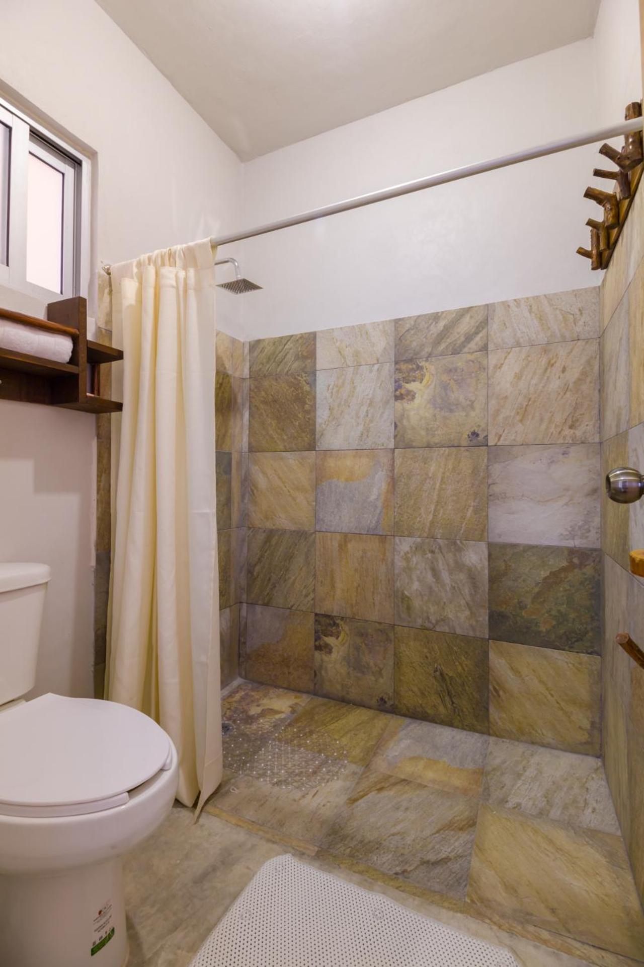 Queen Room with Balcony - Photo 9