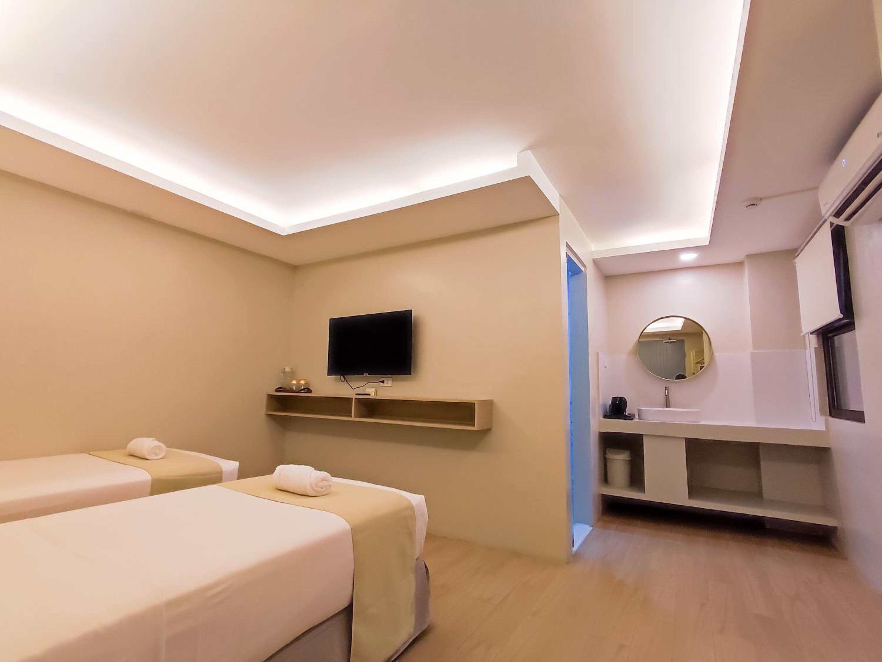 Deluxe Double Room (2 Adults + 1 Child) photo 3