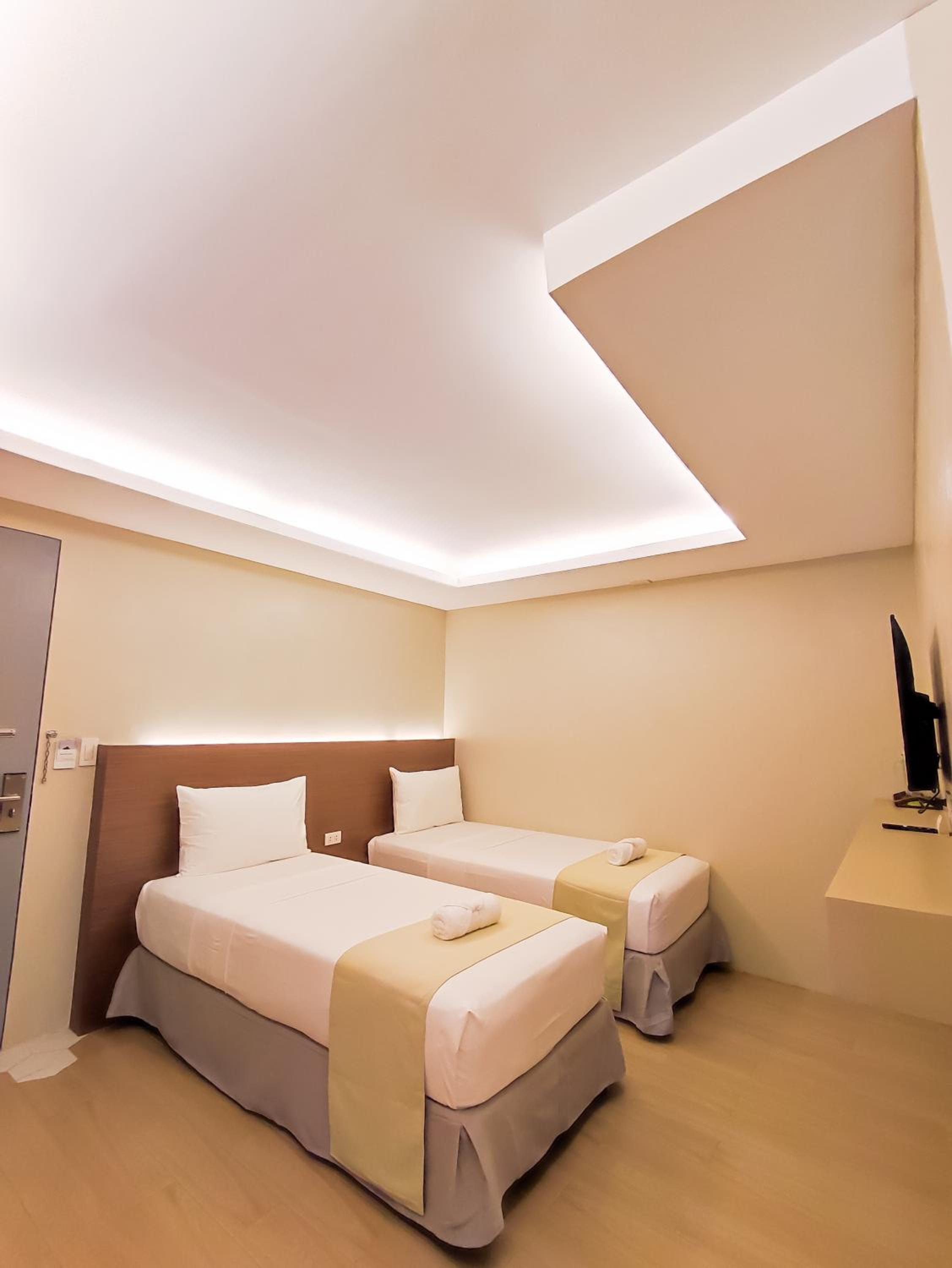 Deluxe Double Room (2 Adults + 1 Child) photo 2