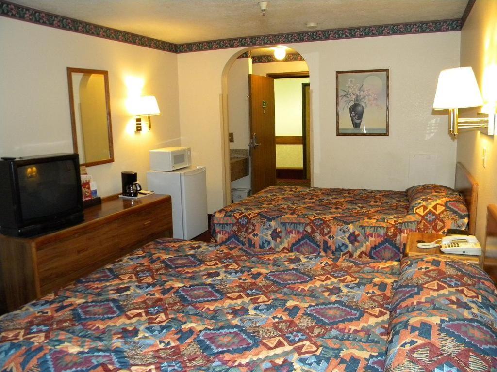 Queen Room - Accessible/Non Smoking photo 1