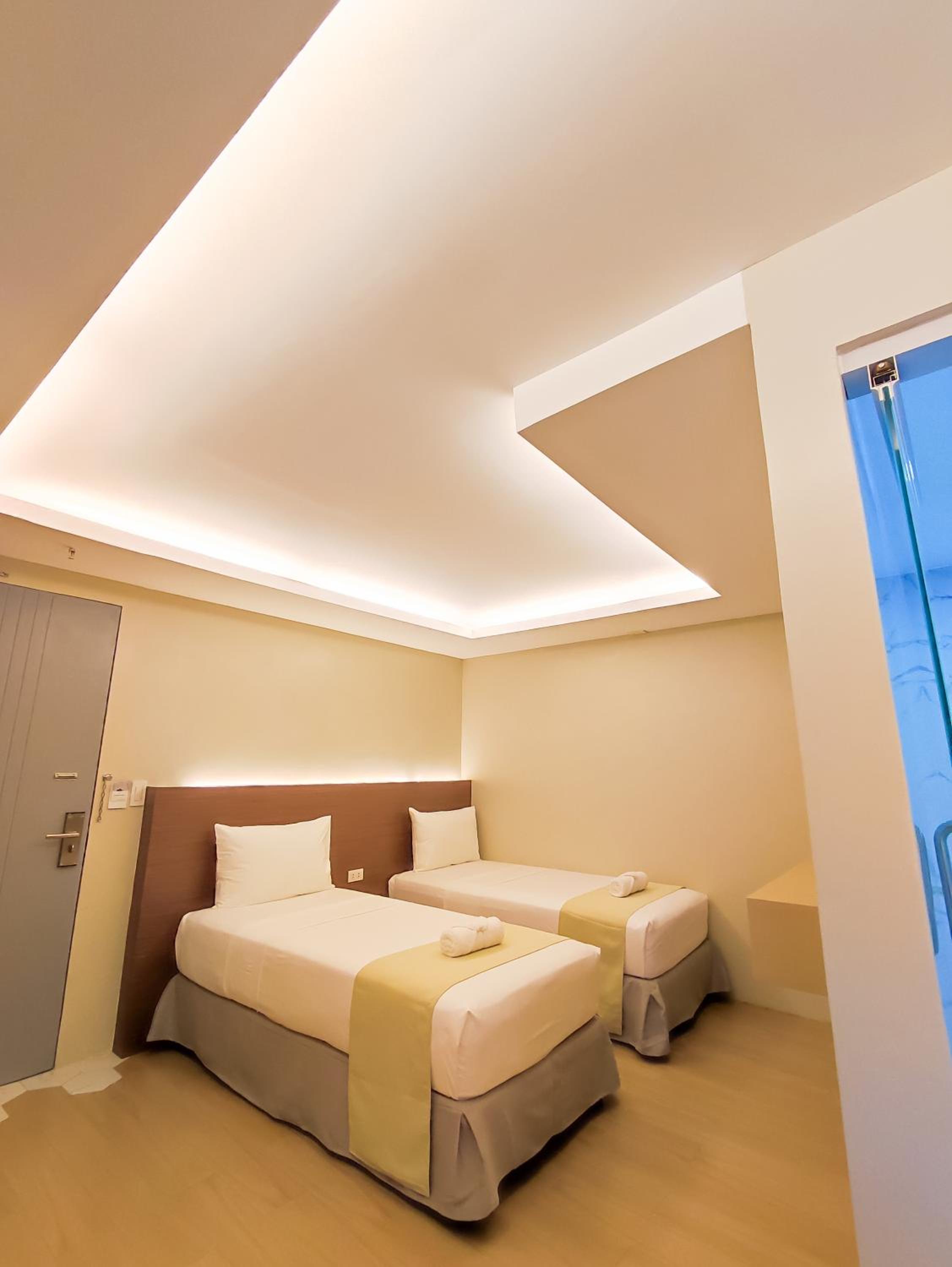Deluxe Double Room (2 Adults + 1 Child) photo 2