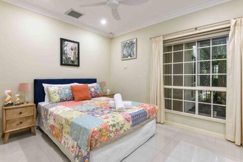 Five-Bedroom House photo 1