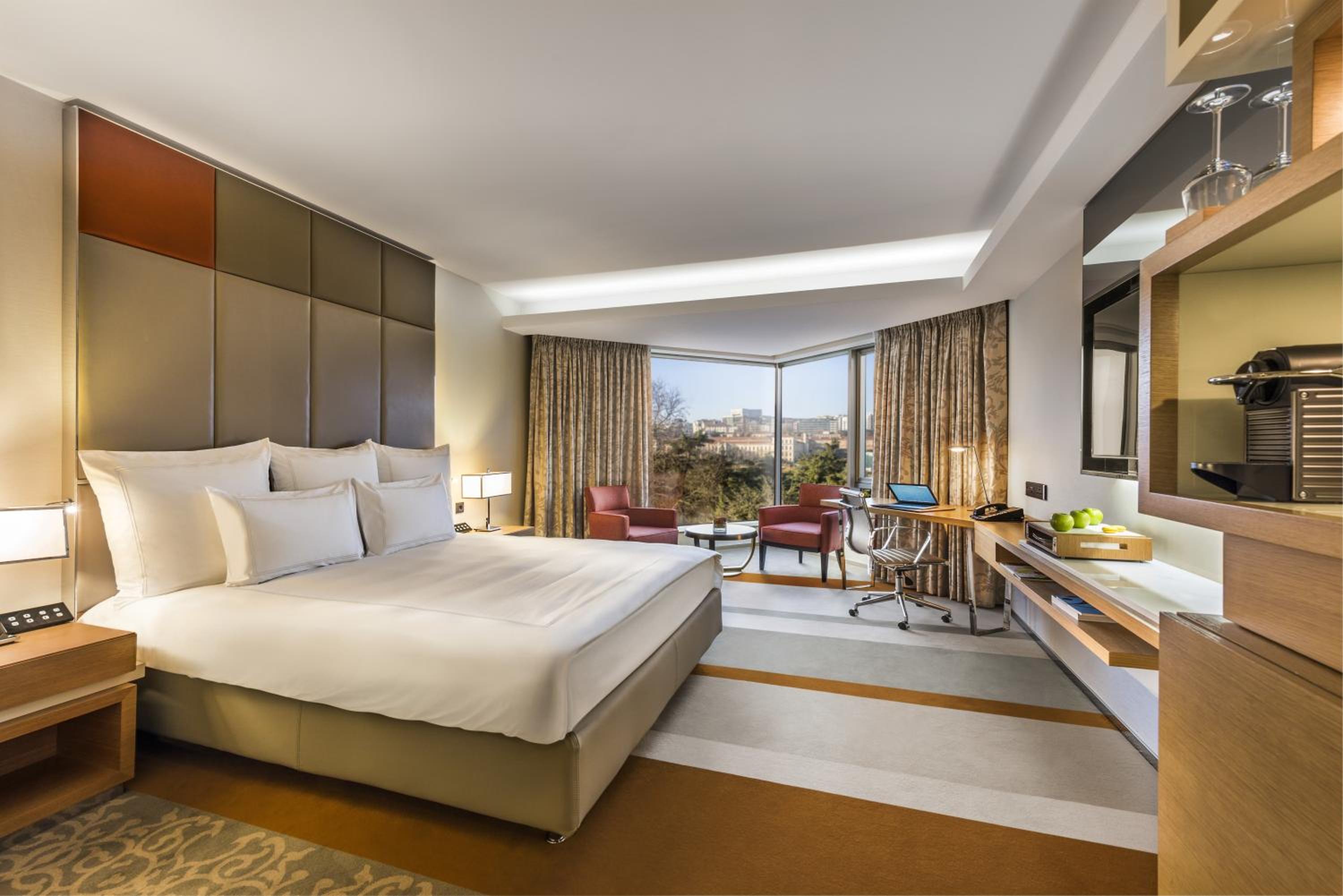 Swiss Advantage King Room with Garden View thumbnail 6