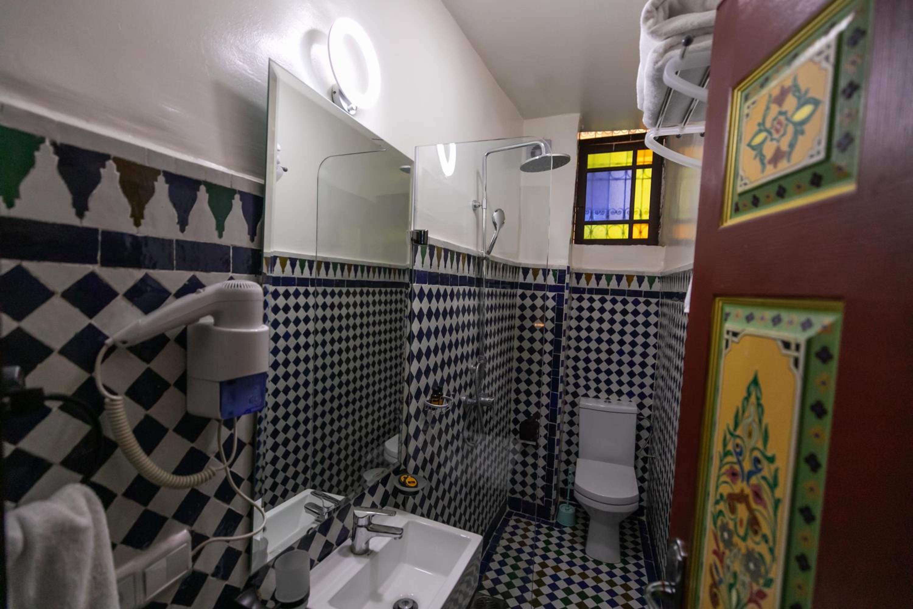Quadruple Room with Private Bathroom - Photo 6