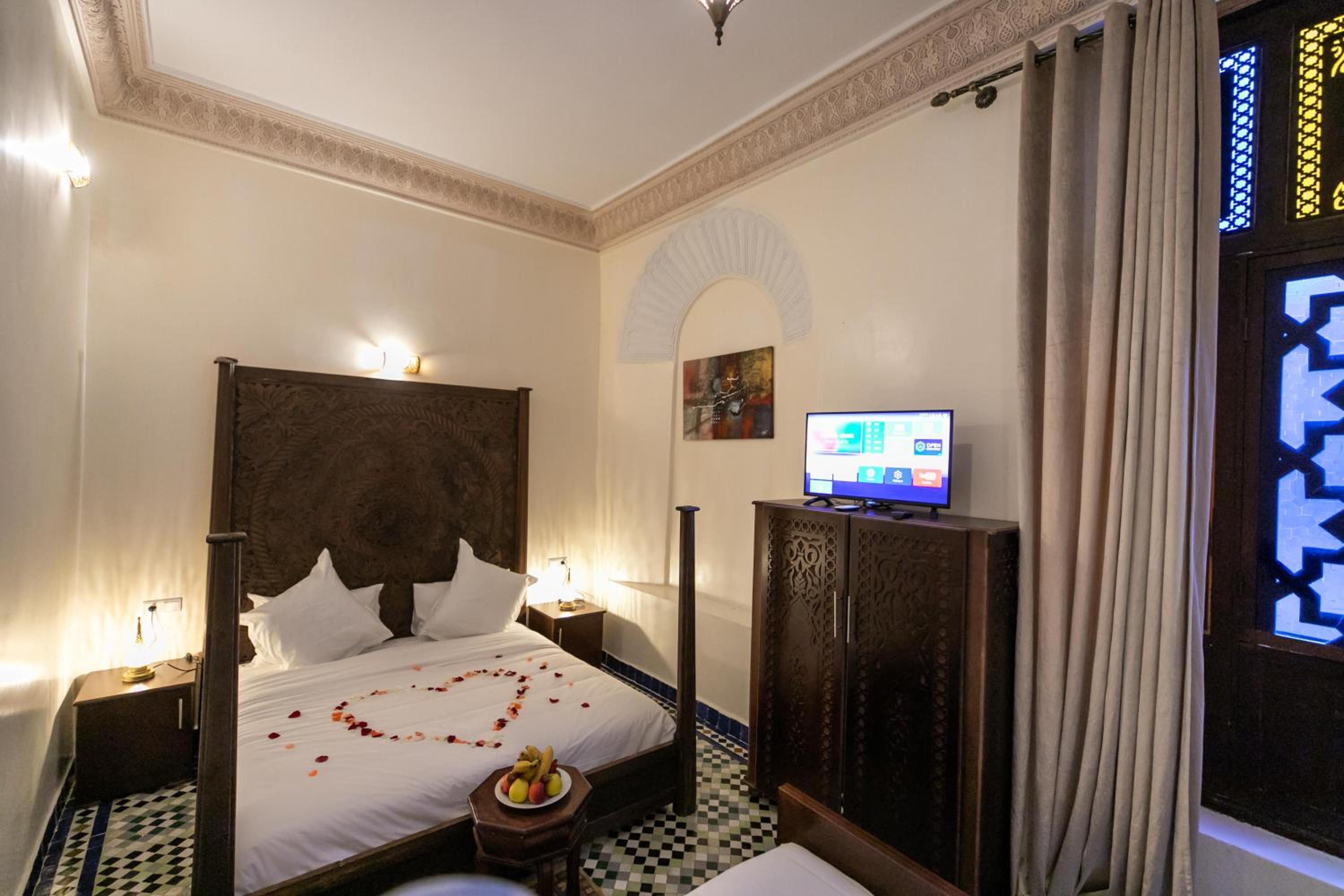 Quadruple Room with Private Bathroom - Photo 9