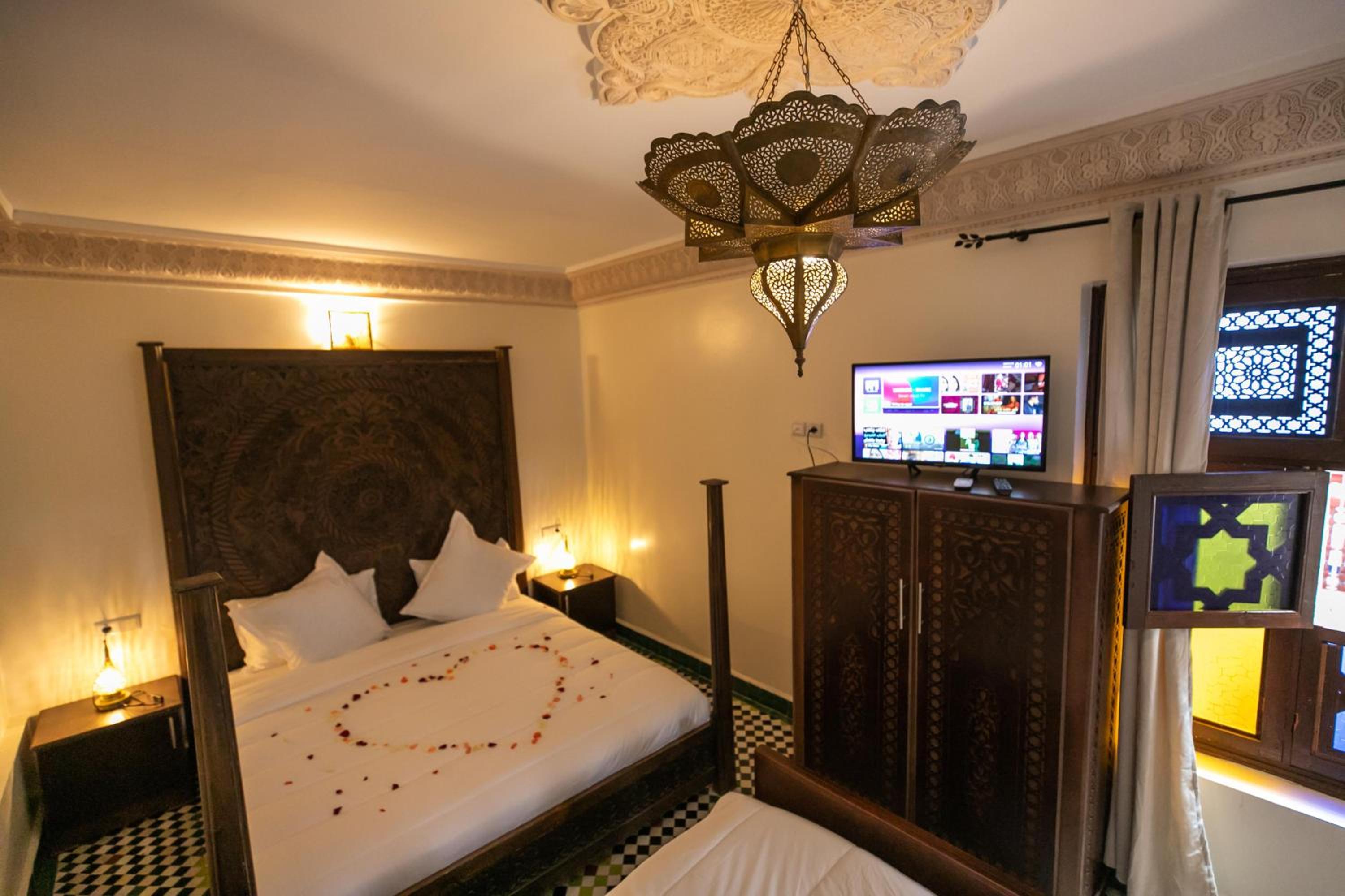 Quadruple Room with Private Bathroom - Photo 12