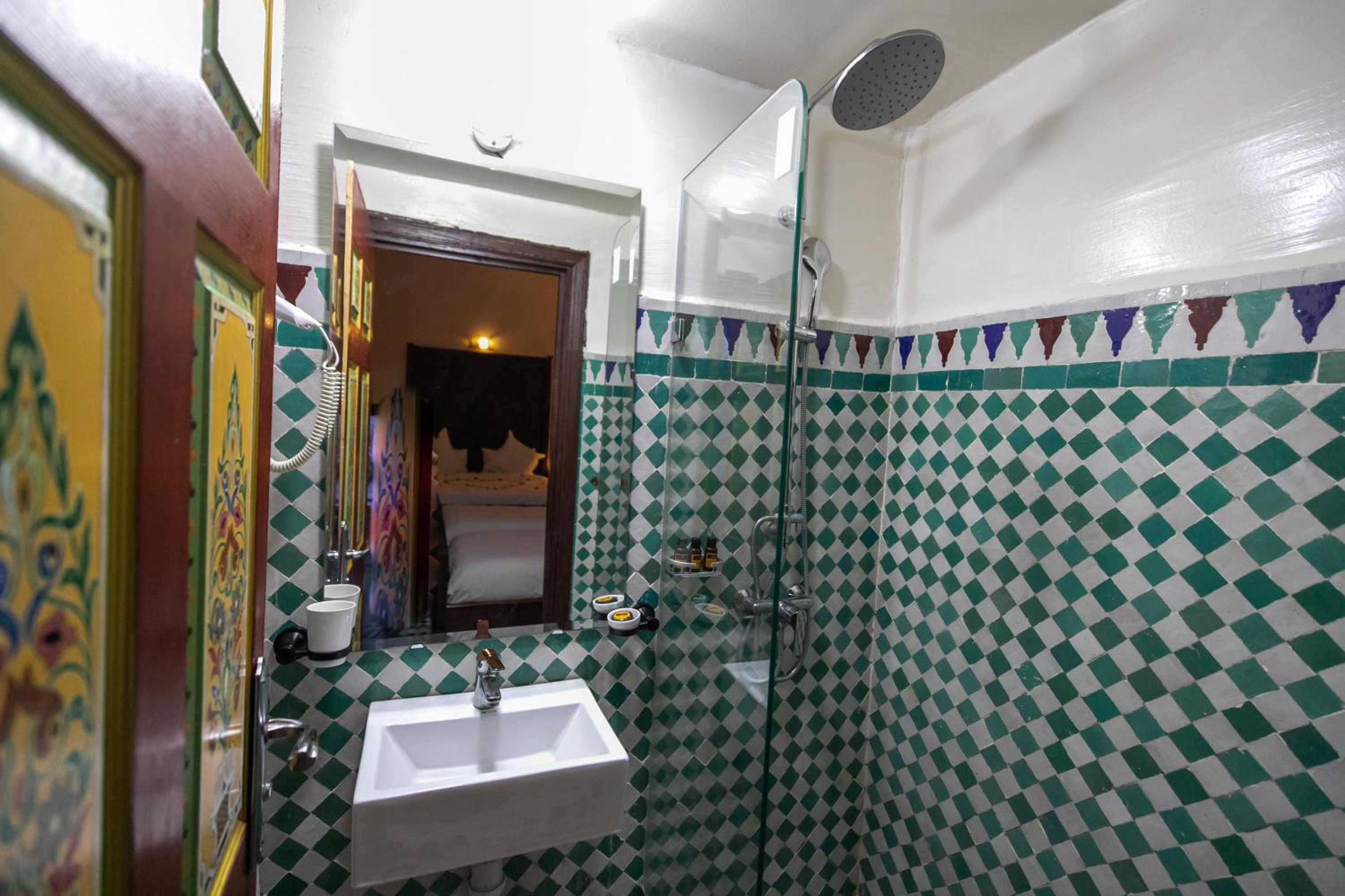 Quadruple Room with Private Bathroom - Photo 18