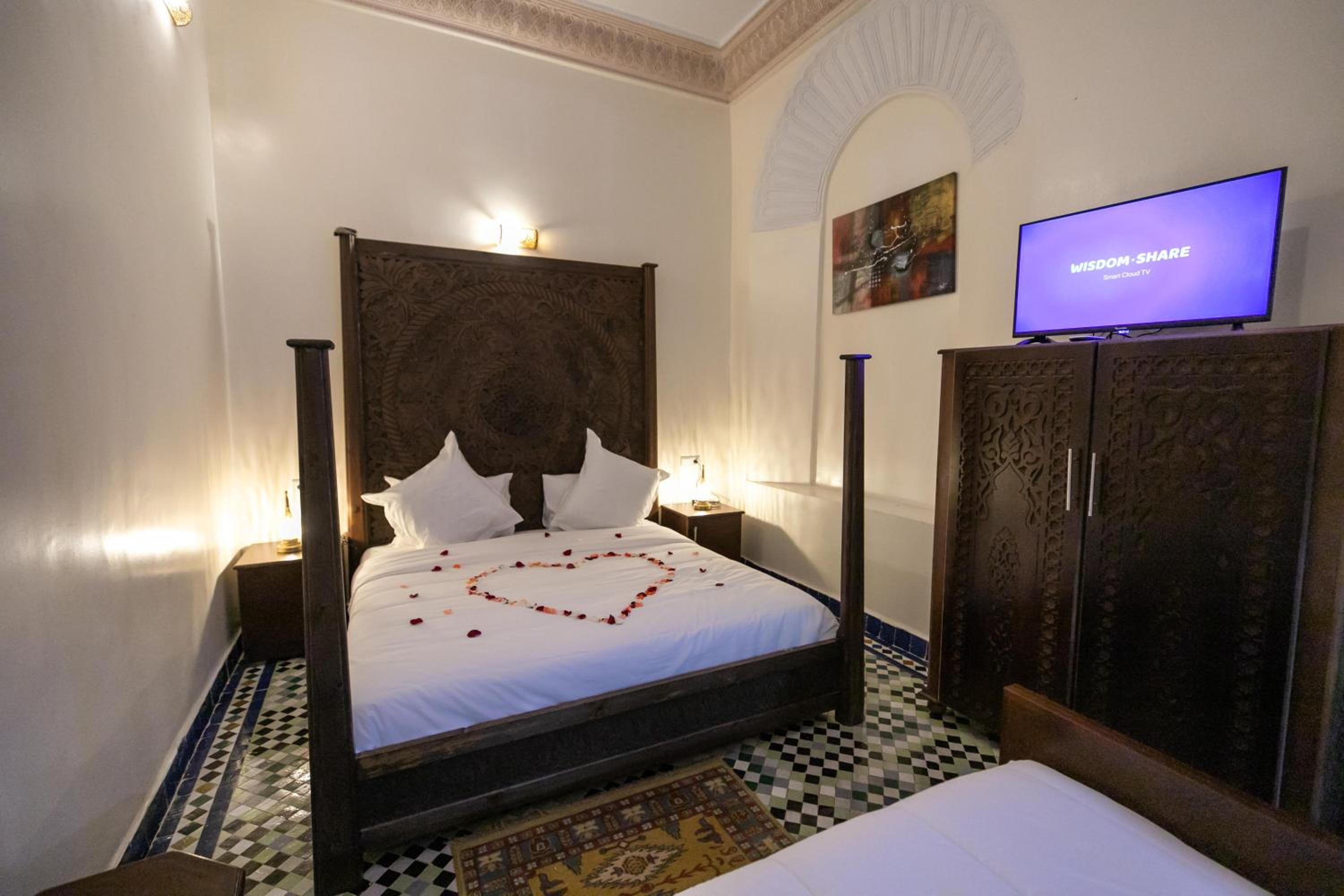 Triple Room with Private Bathroom - Photo 10