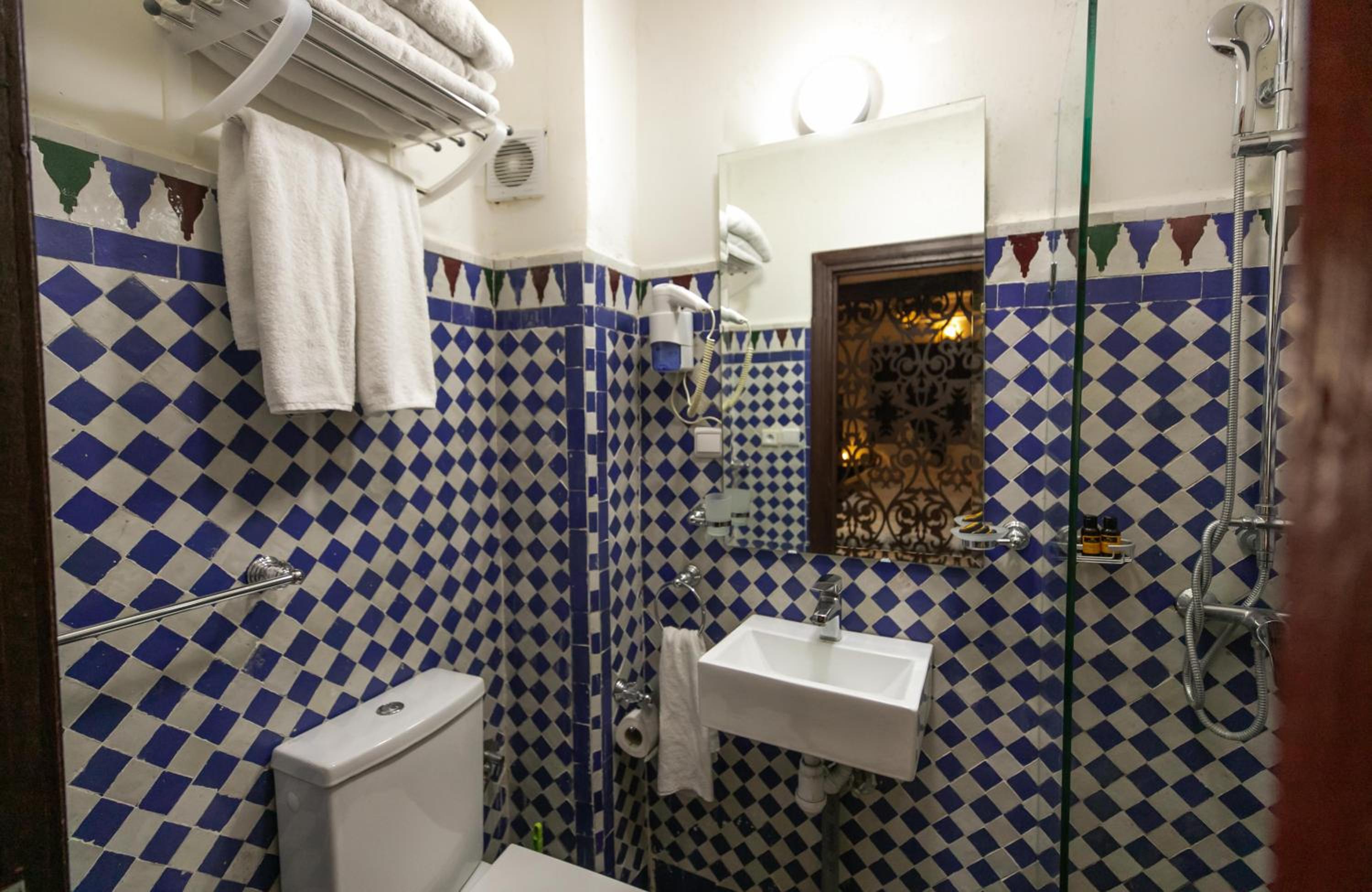 Quadruple Room with Private Bathroom - Photo 14