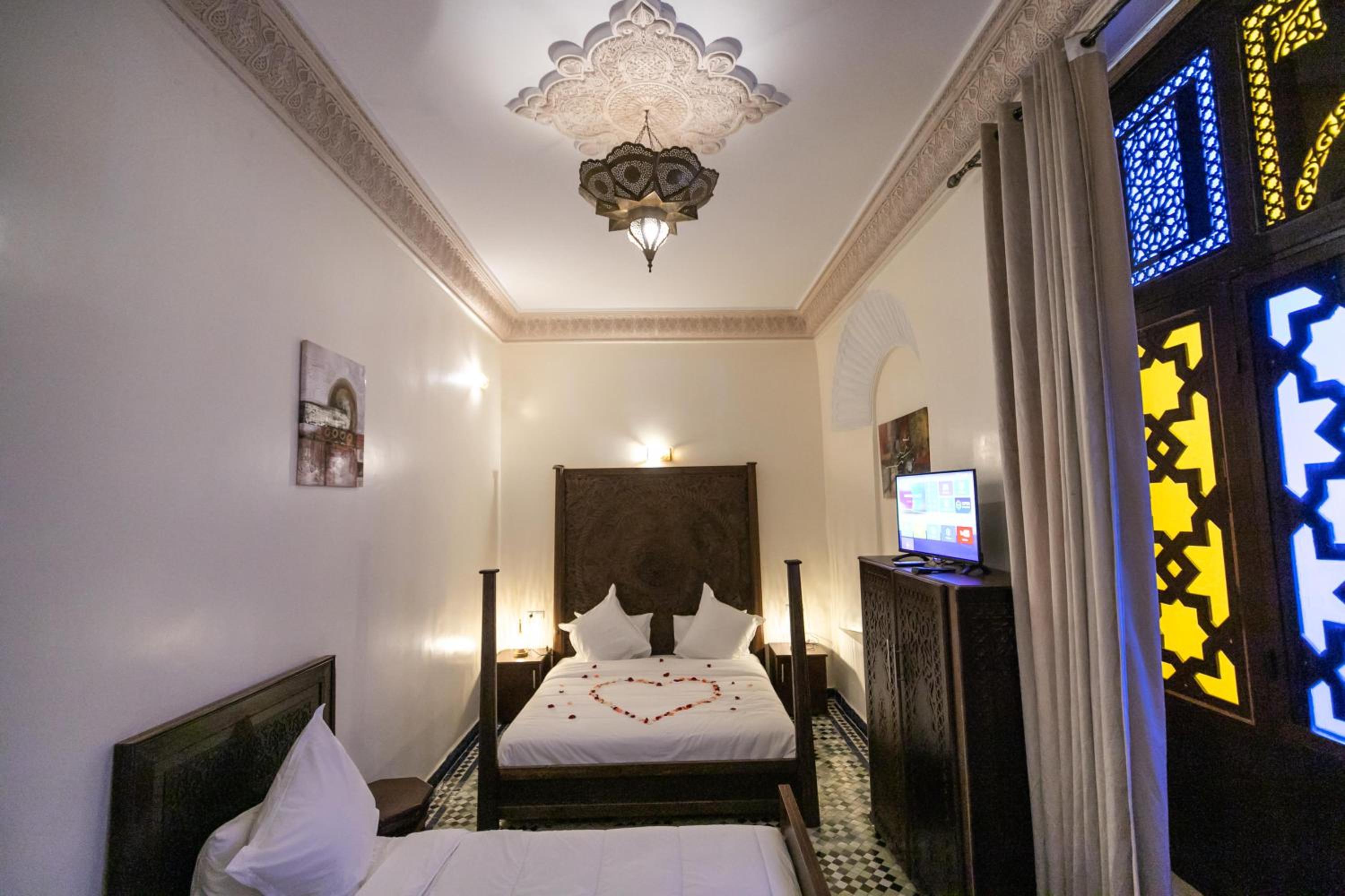 Quadruple Room with Private Bathroom - Photo 20