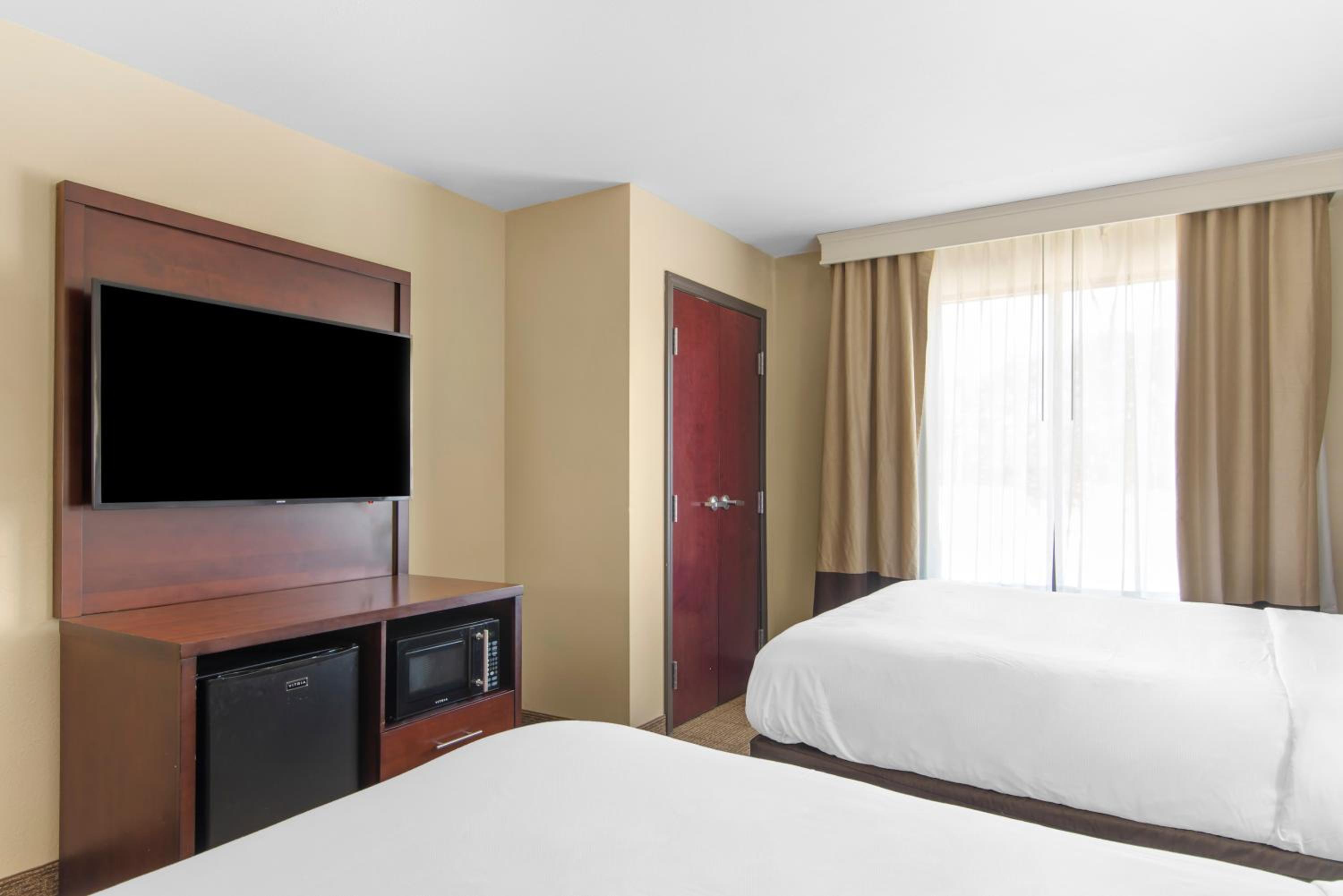 Queen Suite with Two Queen Beds - Non-Smoking - Photo 4