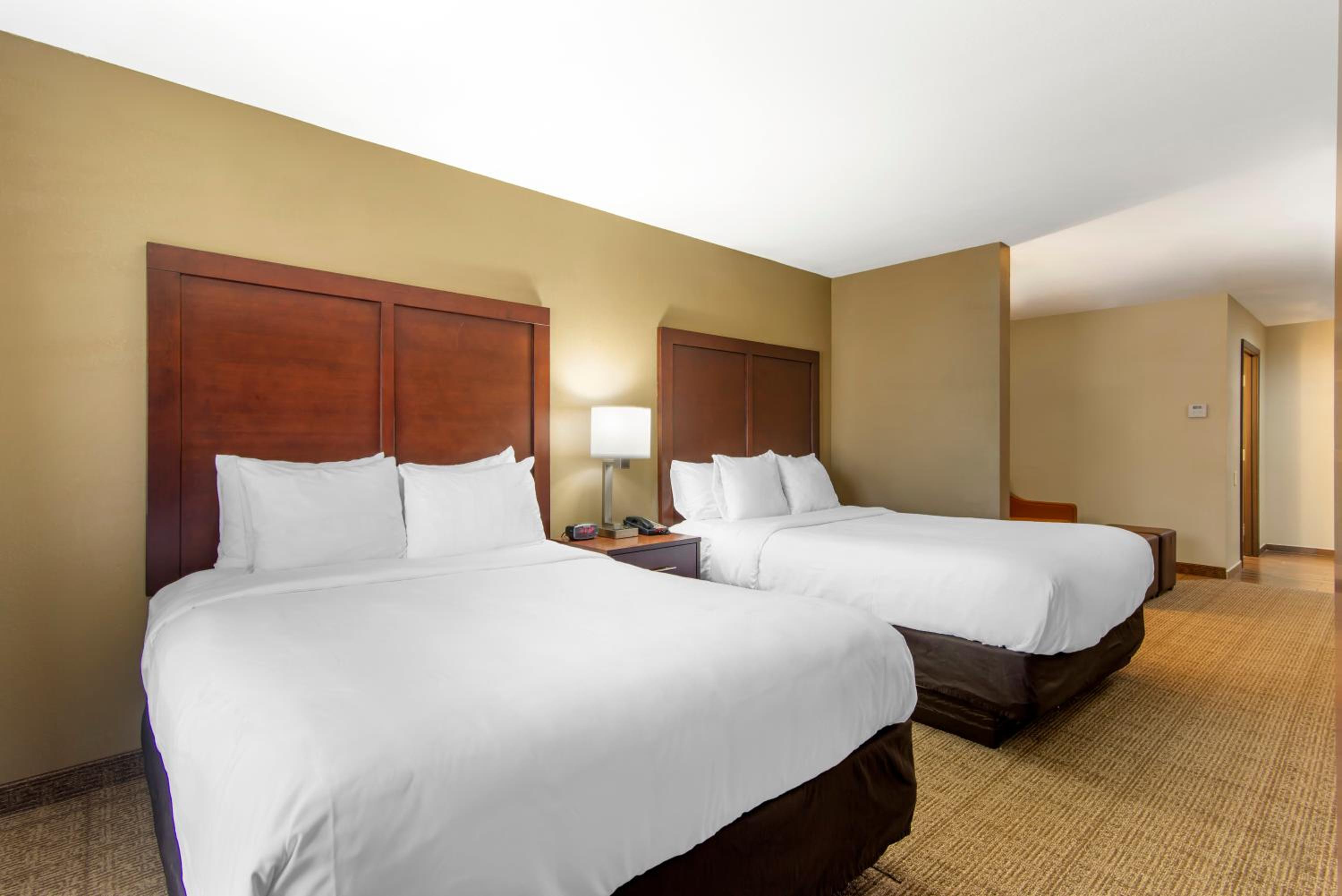 Queen Suite with Two Queen Beds - Non-Smoking - Photo 7