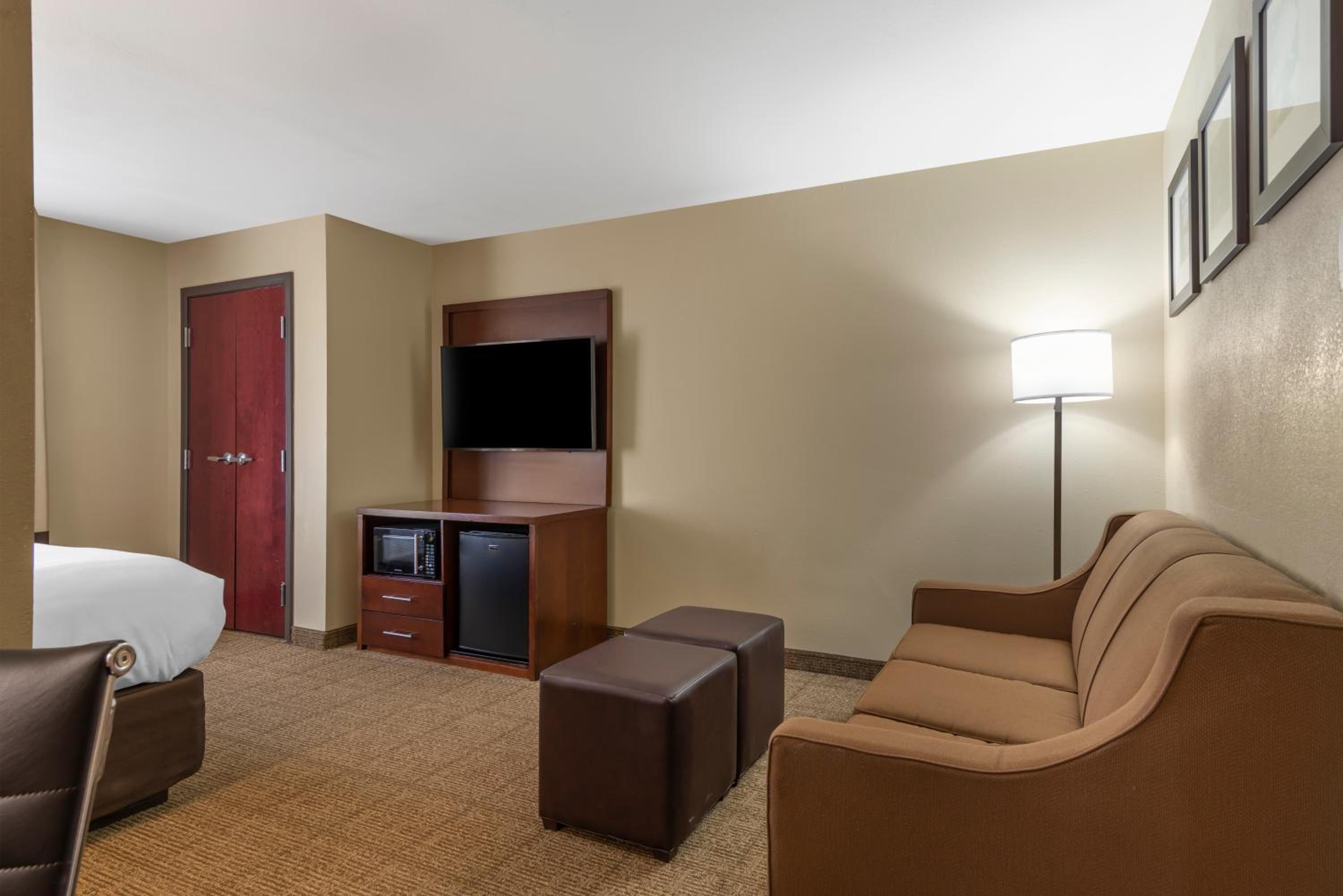 King Suite - Non-Smoking - Photo 4