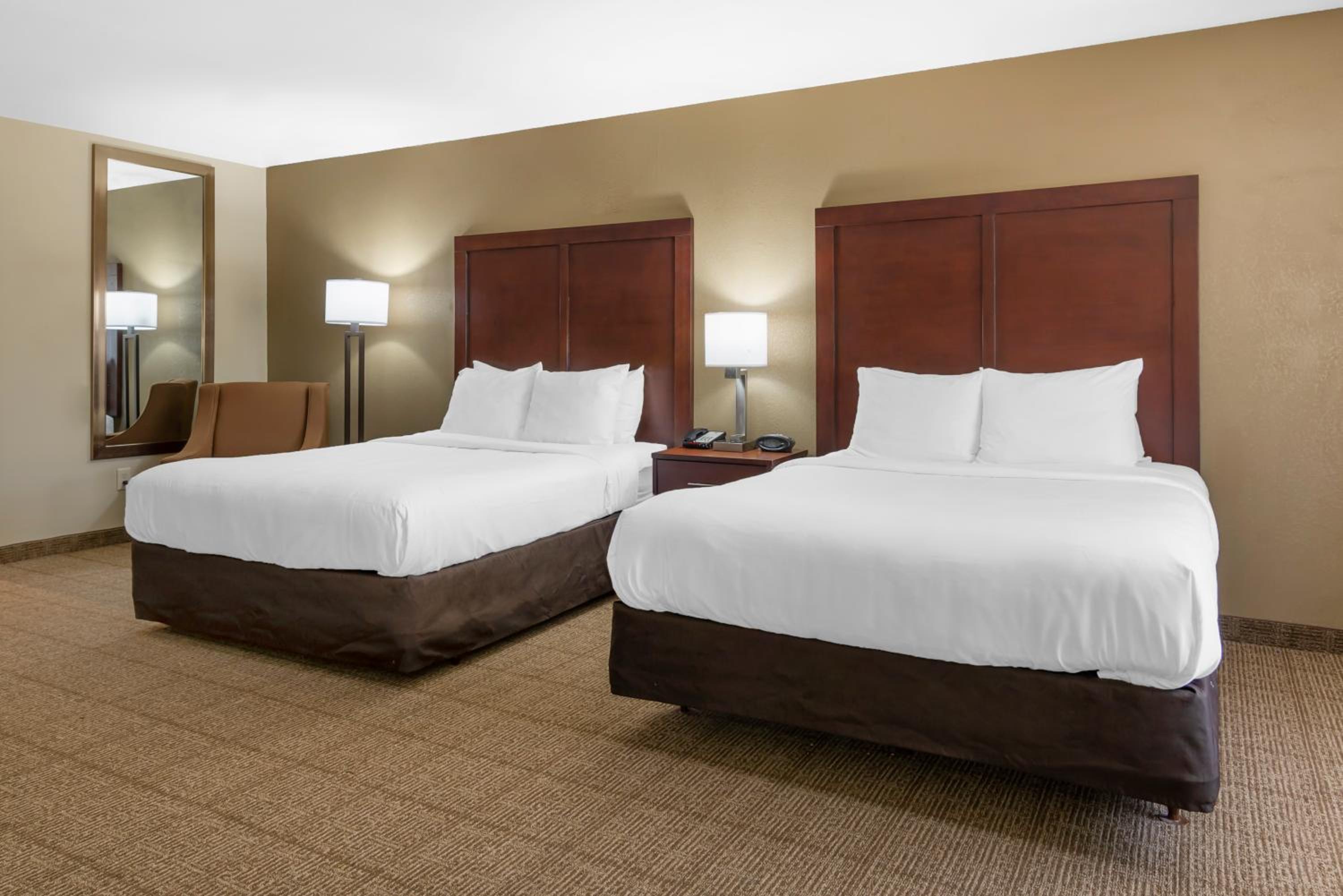 Queen Suite with Two Queen Beds - Non-Smoking - Photo 2