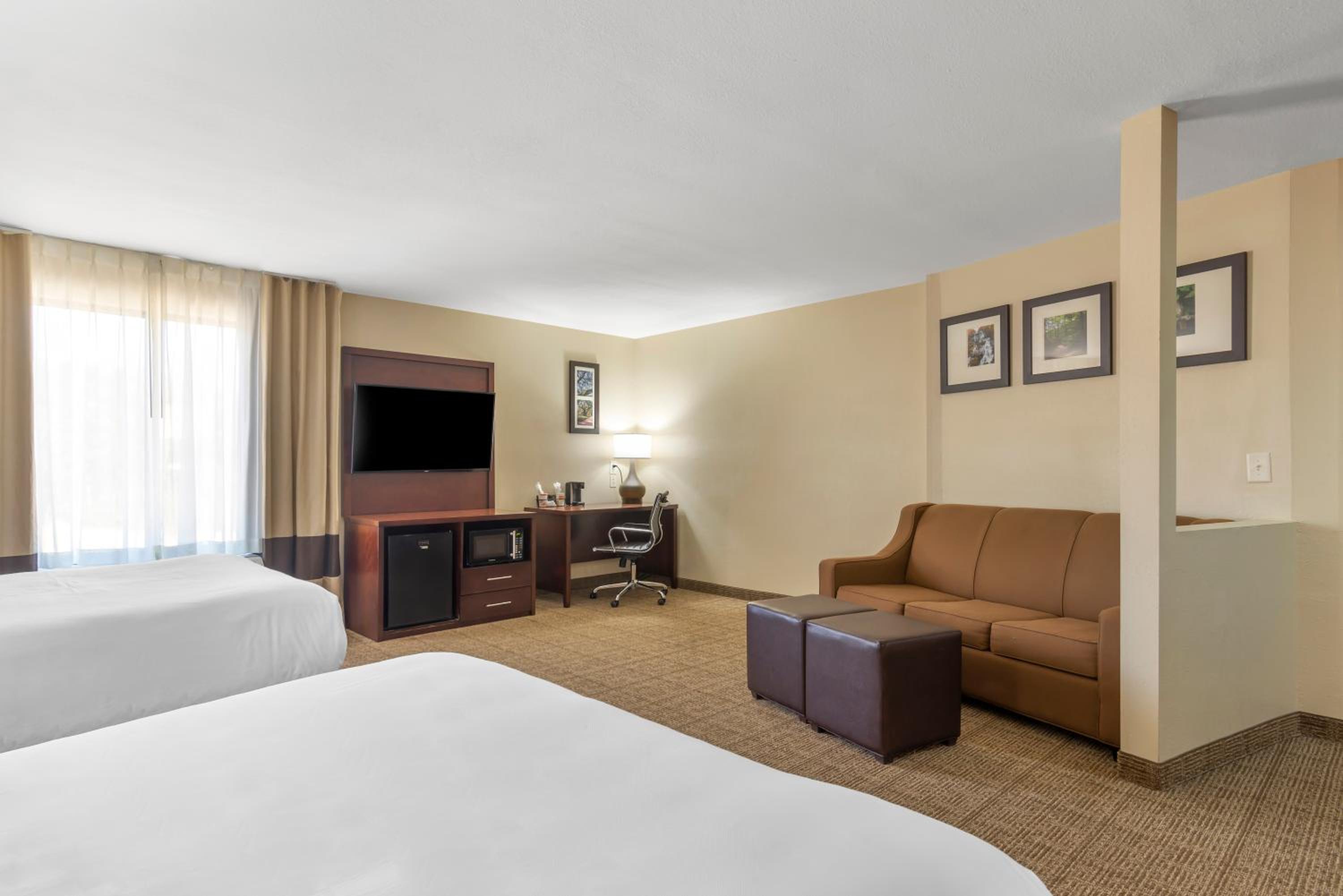 Queen Suite with Two Queen Beds - Non-Smoking - Photo 5