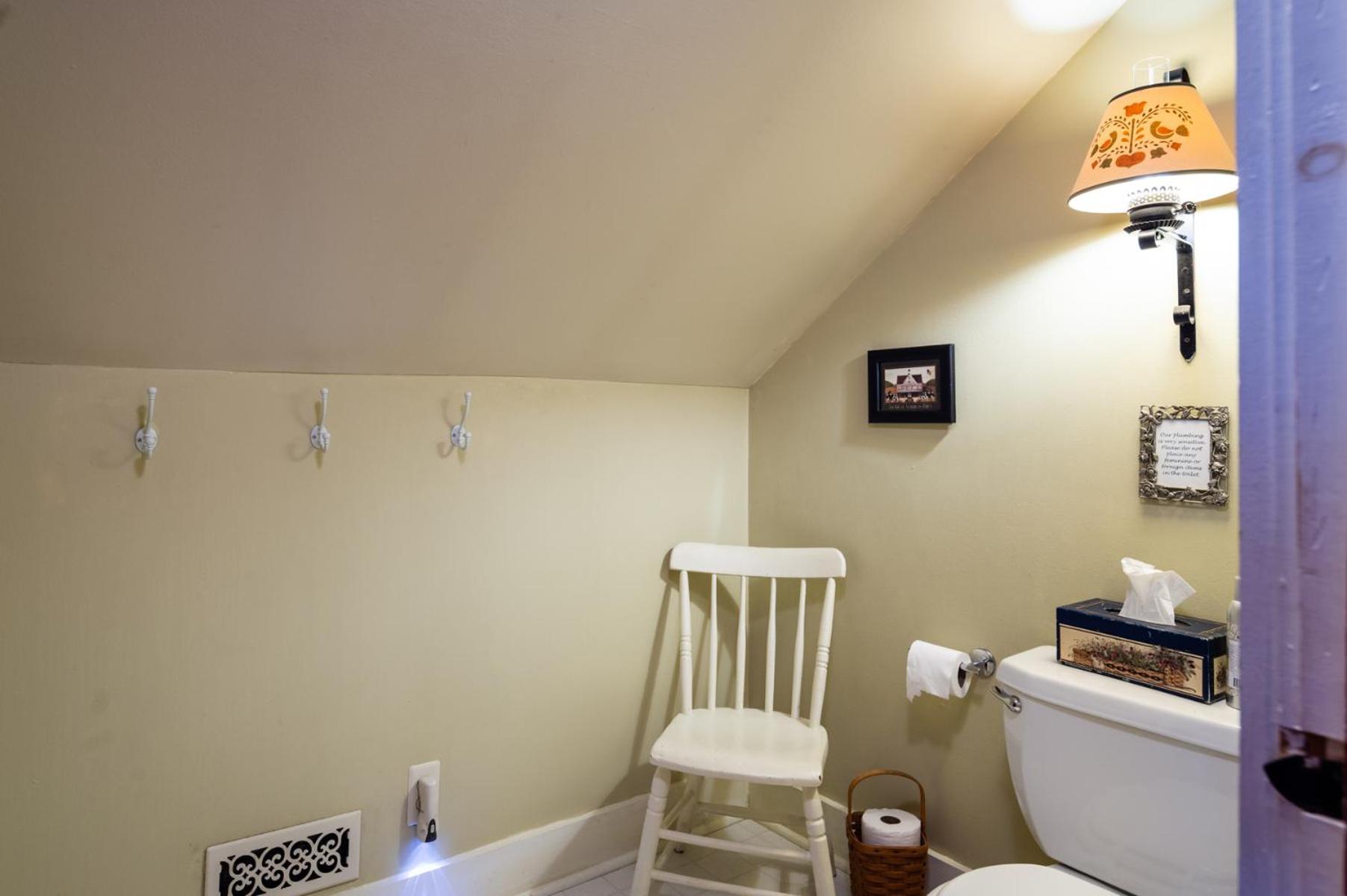 Quadruple Room with Private Bathroom - Photo 3