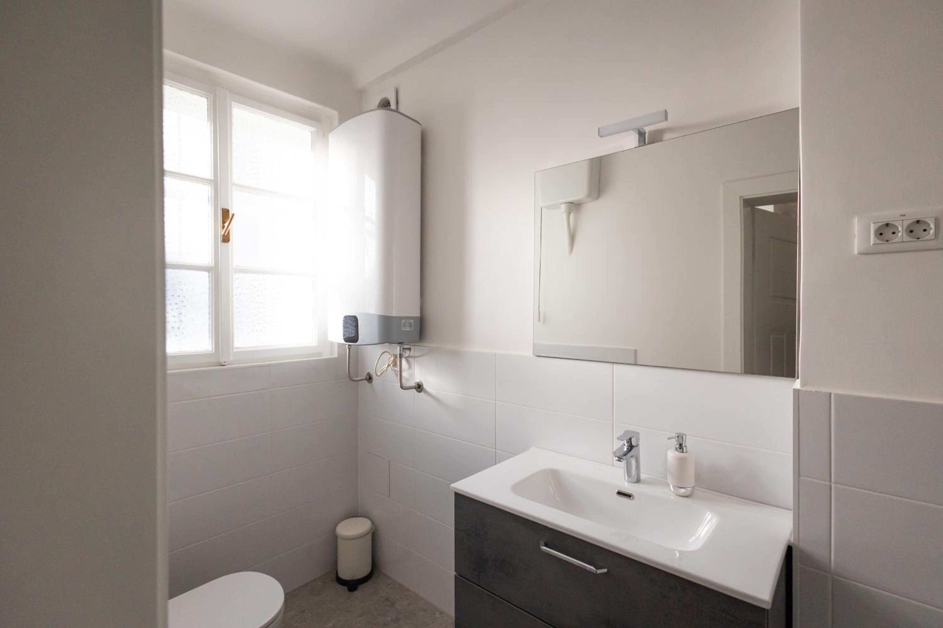 Deluxe Double Room - Photo 11