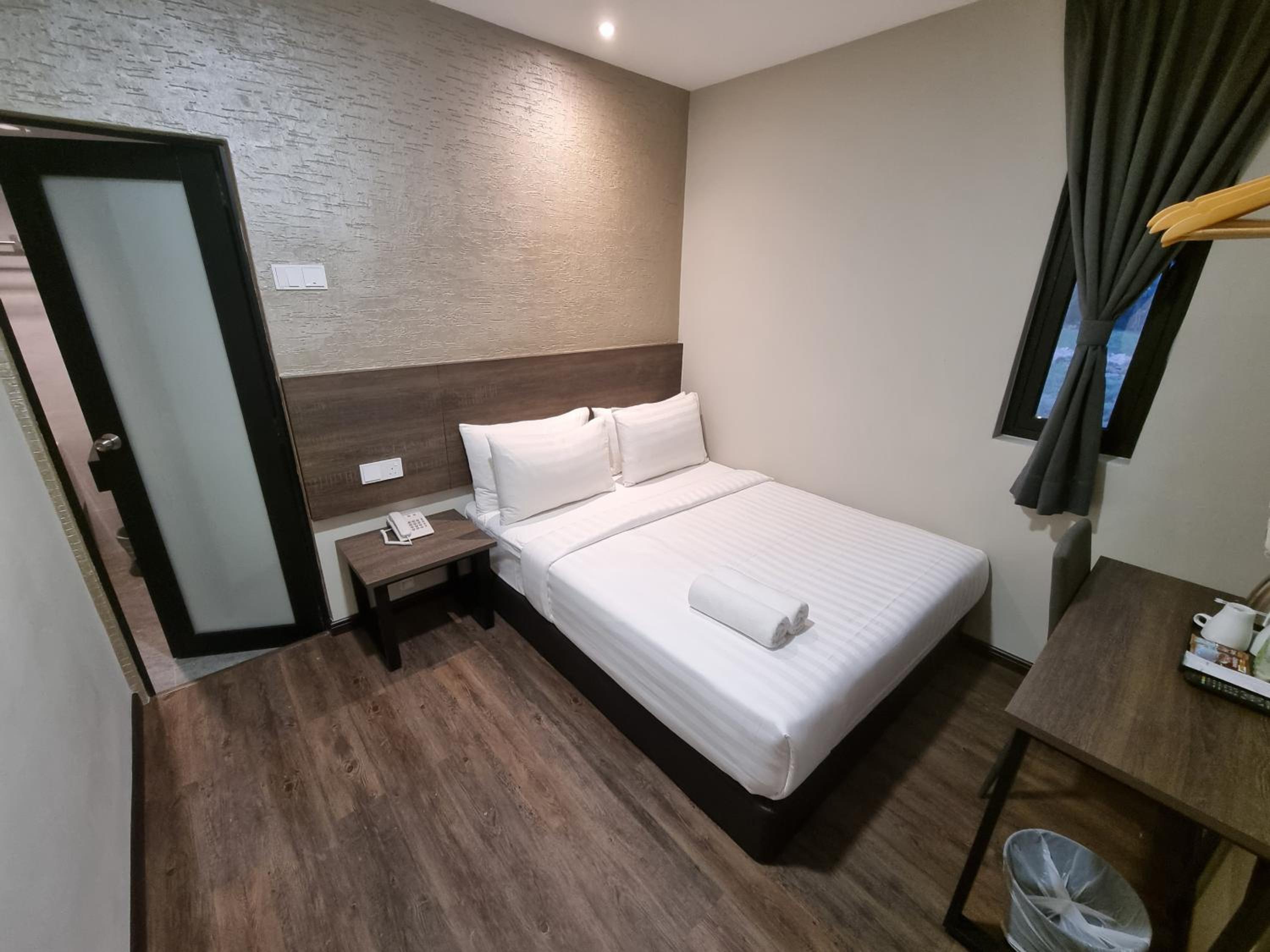 Queen Room With Window