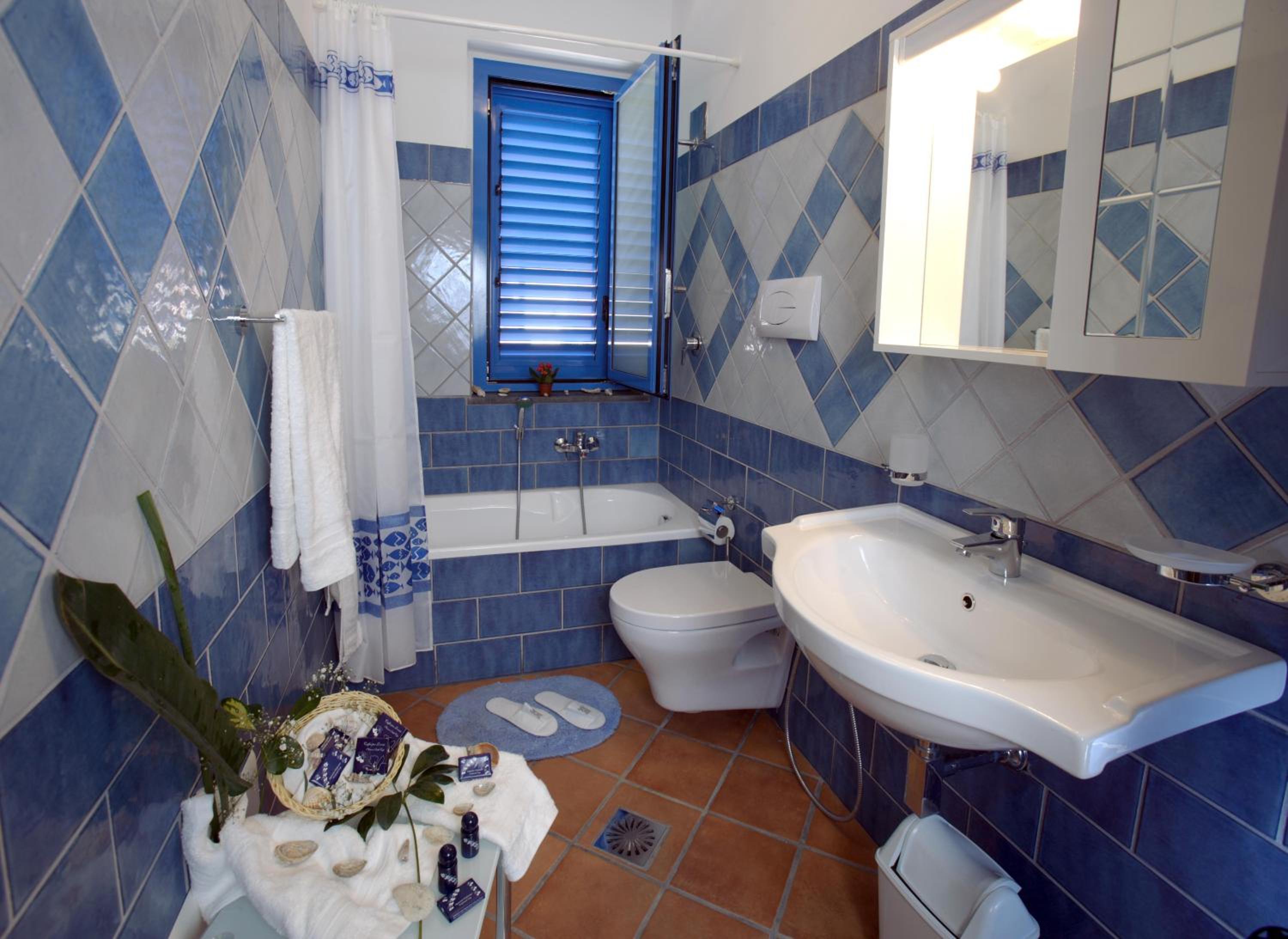 Family Room with Private Bathroom - Photo 3