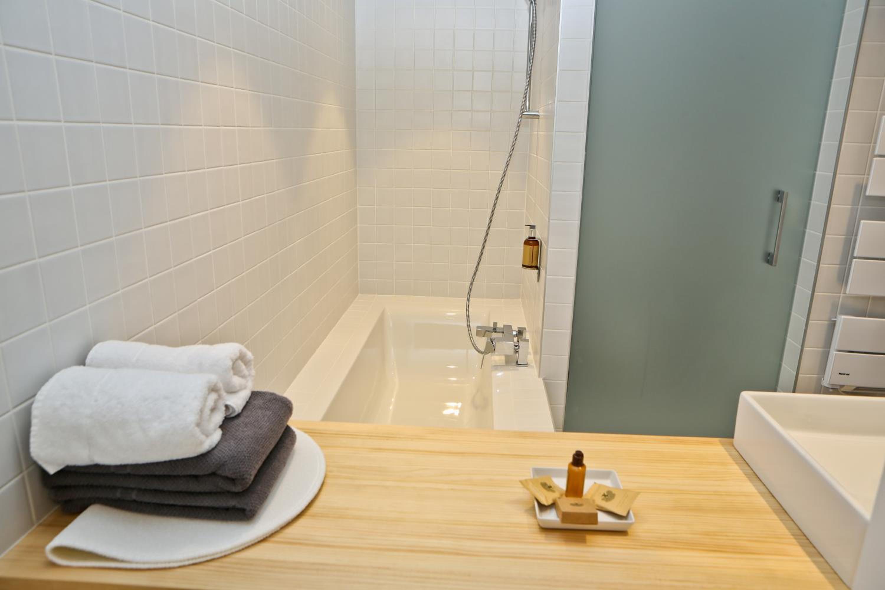 Double Room with Bath - Photo 4