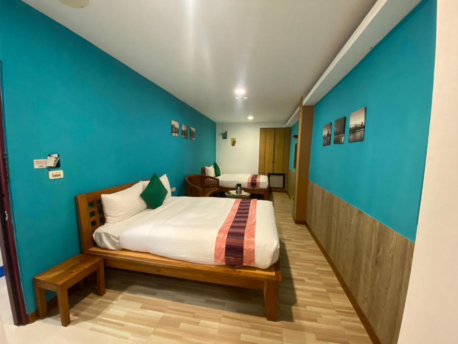 Quadruple Room with Bathroom without Window photo 2