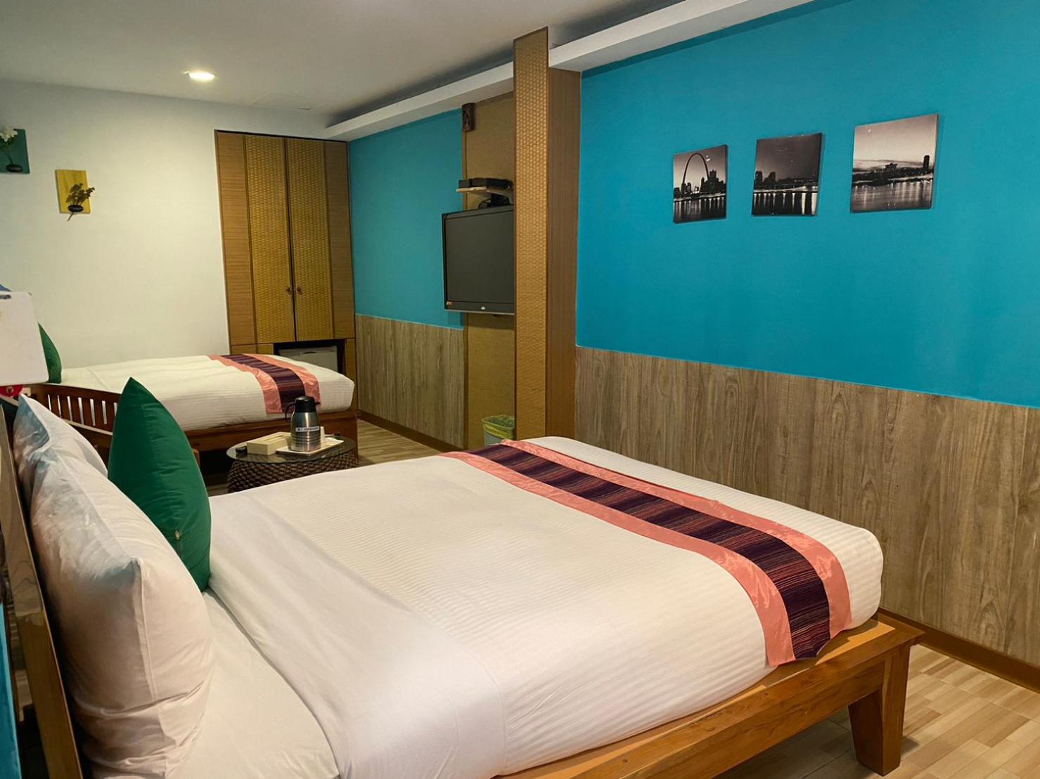 Quadruple Room with Bathroom without Window photo 3
