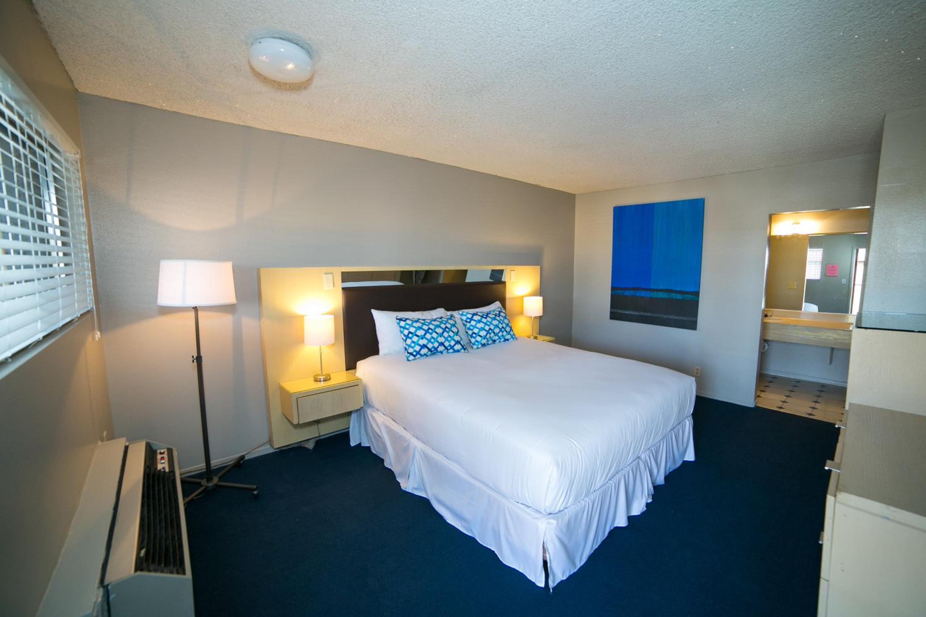 Queen Room - Disability Access - Non-Smoking photo 1