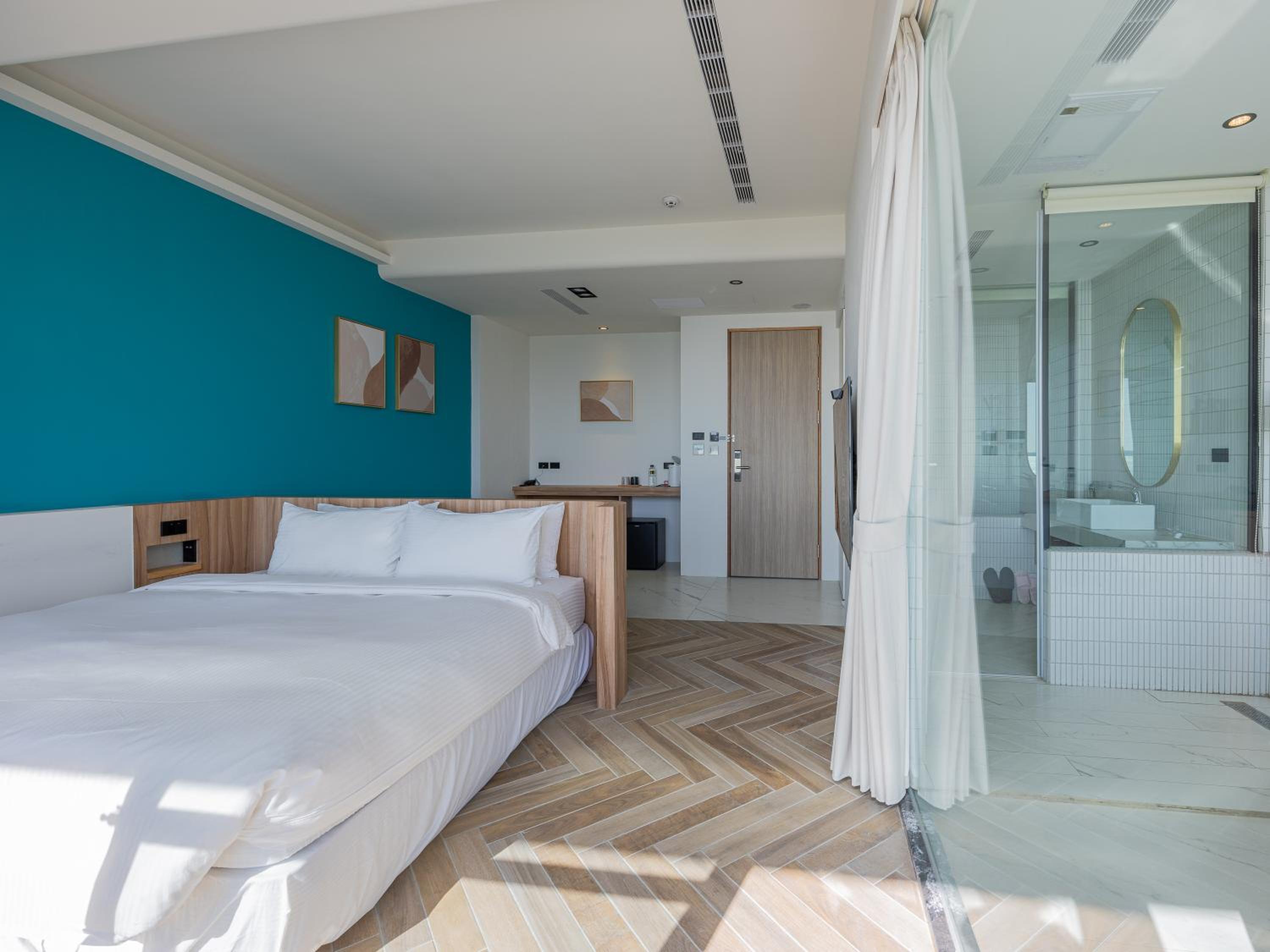 Deluxe Double Room with Balcony and Sea View
